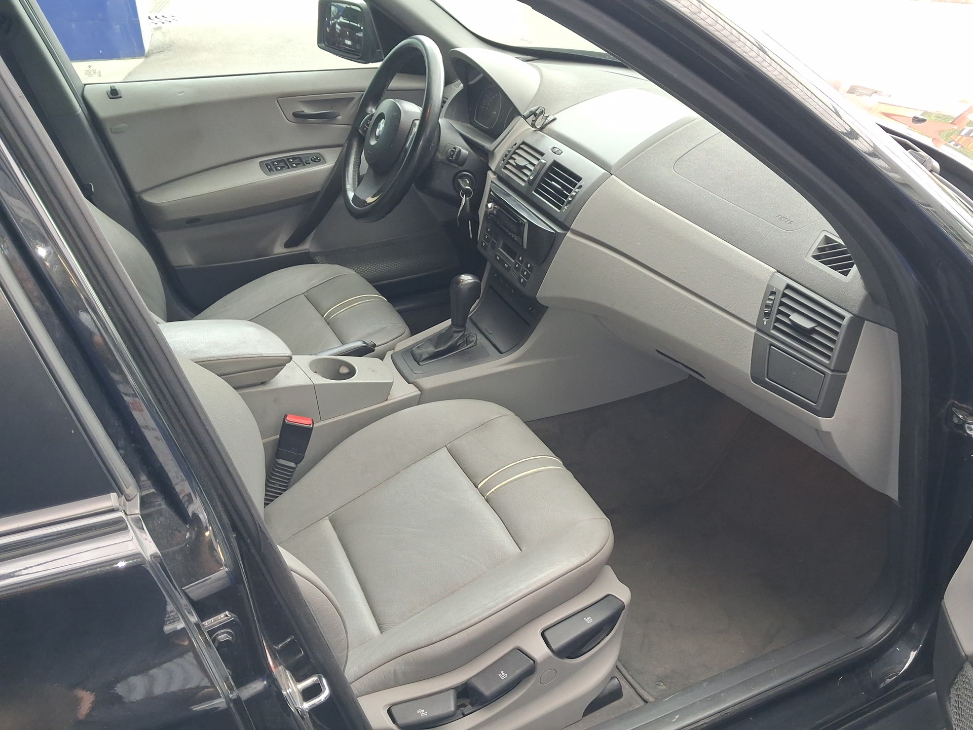 BMW X3 3.0i-image-6