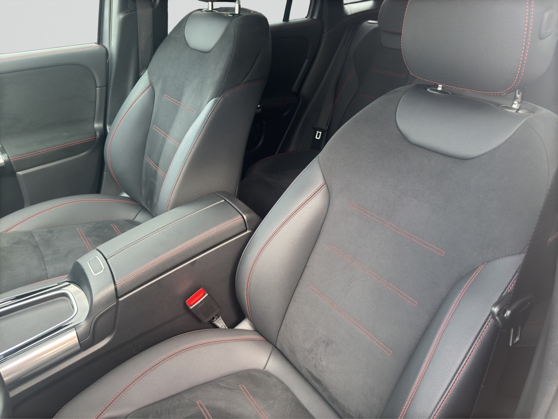 MERCEDES-BENZ GLA 220d AMG Line 4Matic Night 8G-DCT-image-4