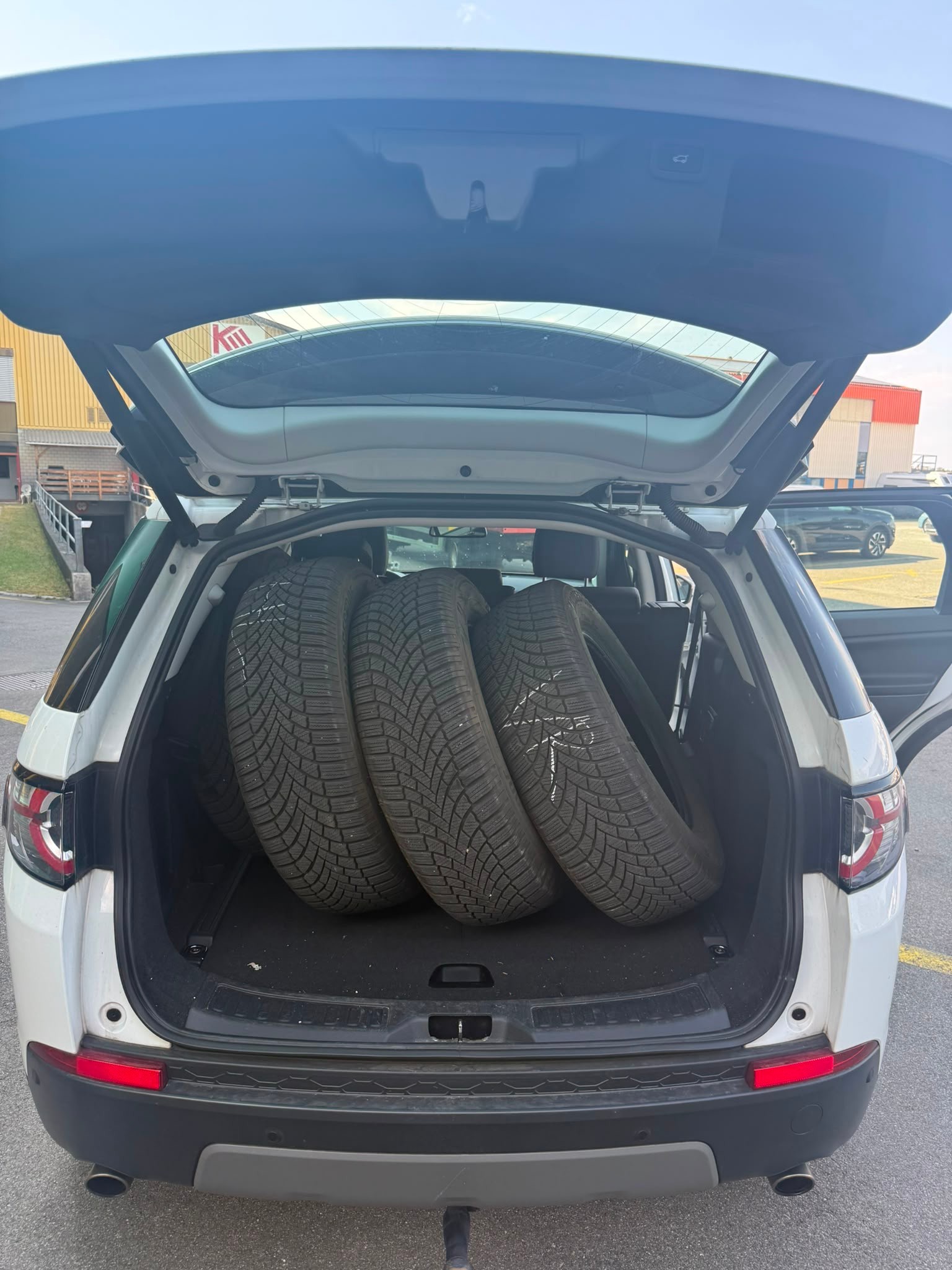 LAND ROVER Discovery Sport 2.0 TD4 SE AT9-image-15