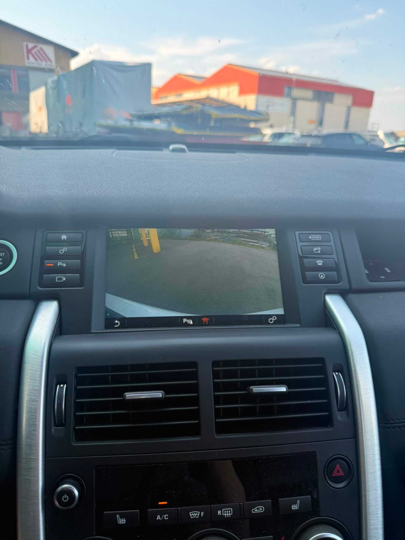 LAND ROVER Discovery Sport 2.0 TD4 SE AT9-image-13