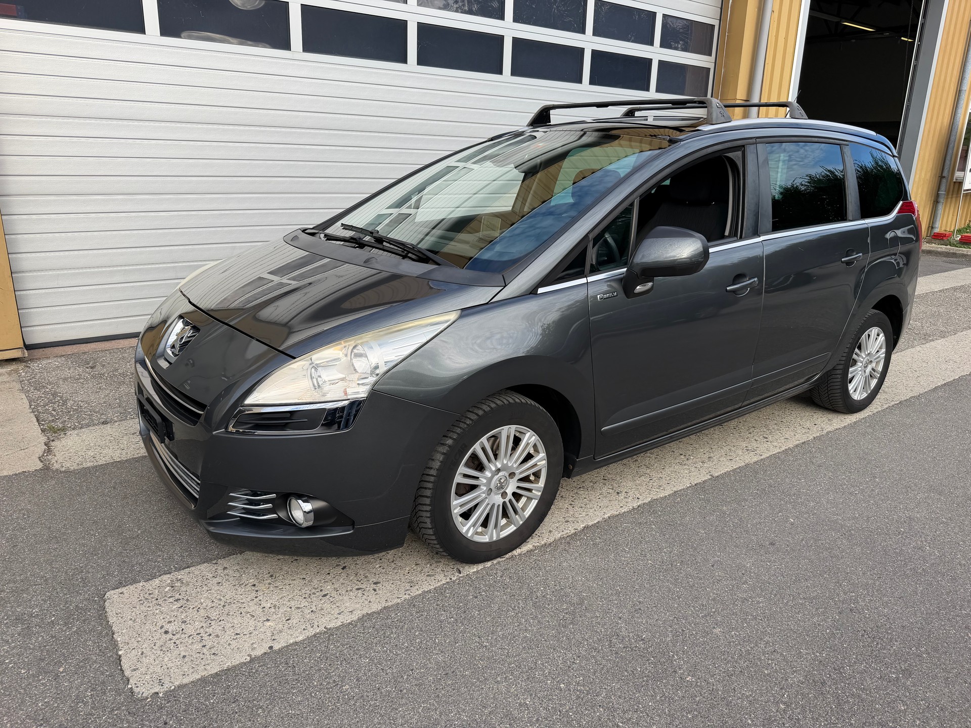 PEUGEOT 5008 1.6 16V T Family Automatic-image-0