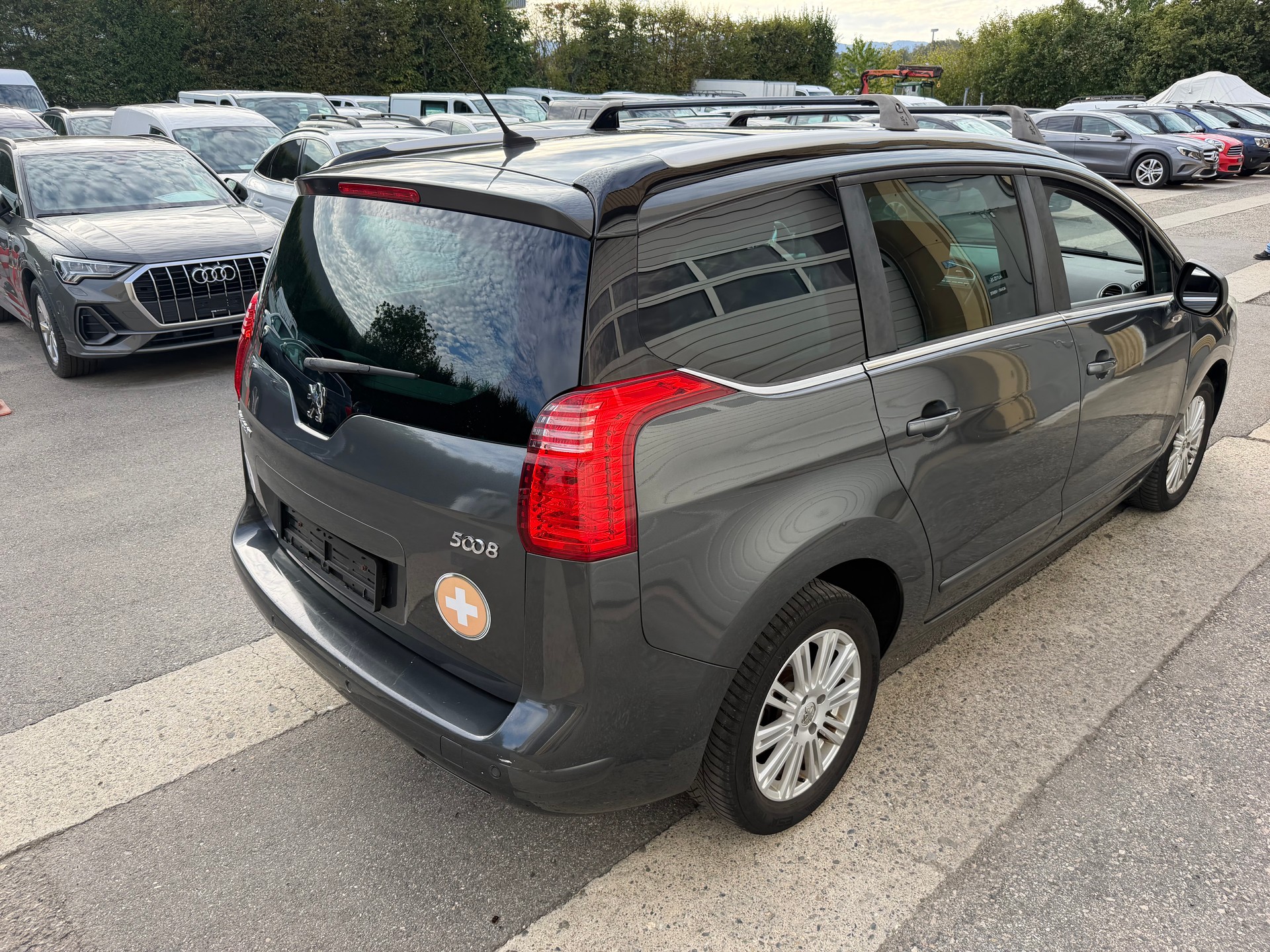PEUGEOT 5008 1.6 16V T Family Automatic-image-1