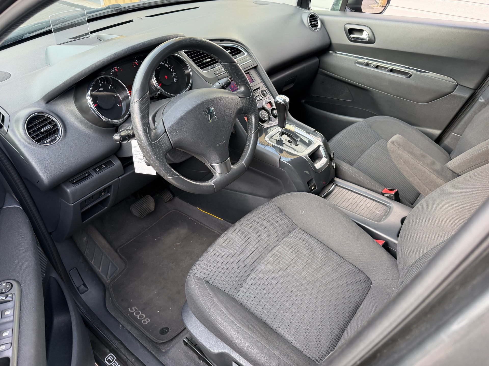 PEUGEOT 5008 1.6 16V T Family Automatic-image-5
