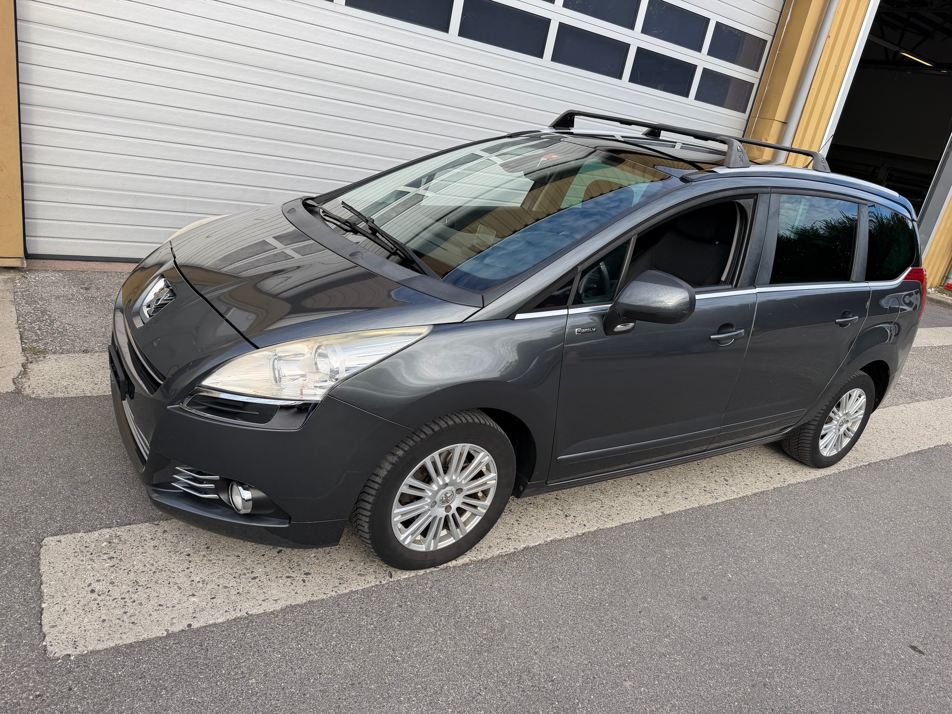 PEUGEOT 5008 1.6 16V T Family Automatic-image-15