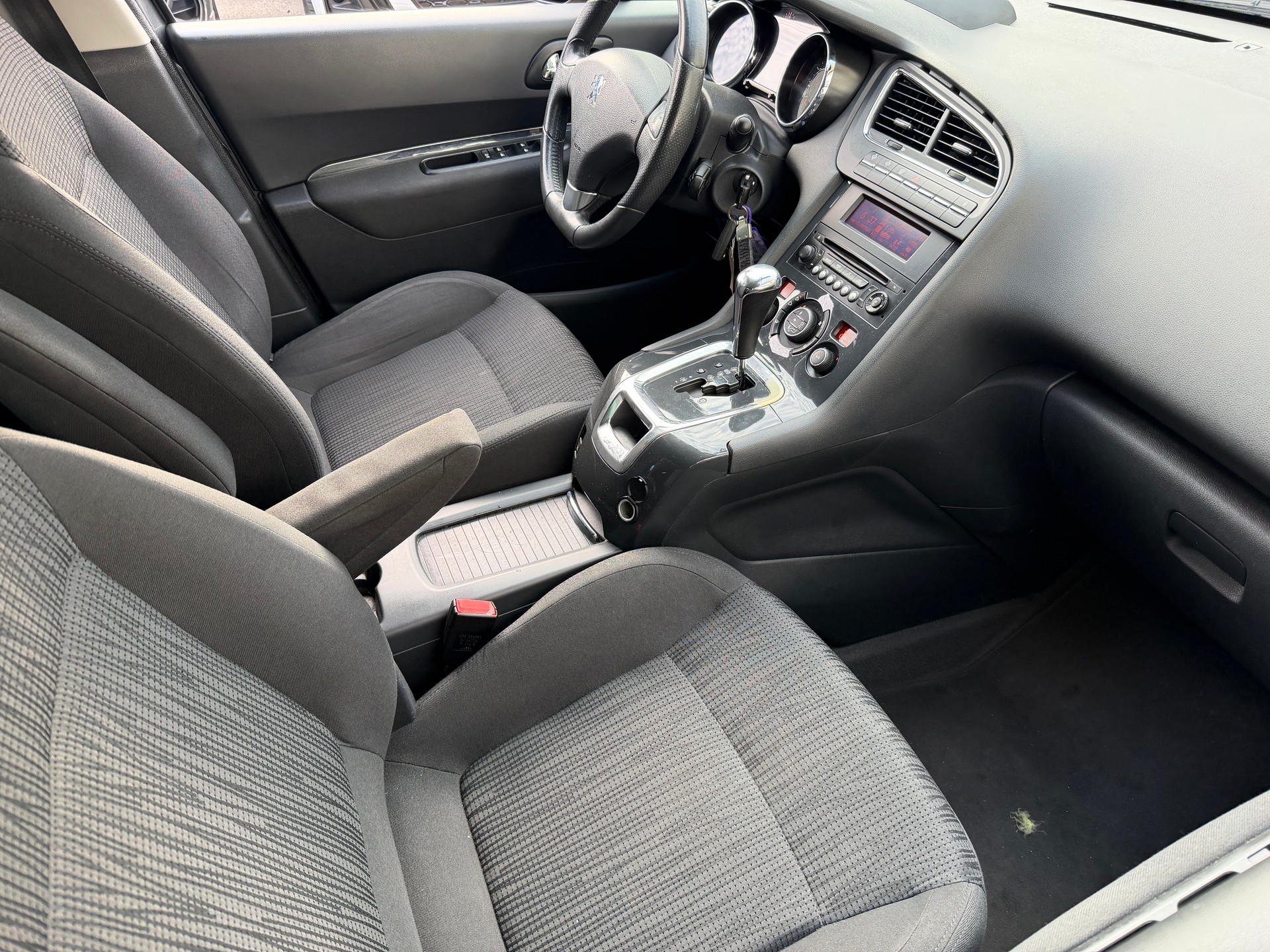 PEUGEOT 5008 1.6 16V T Family Automatic-image-6