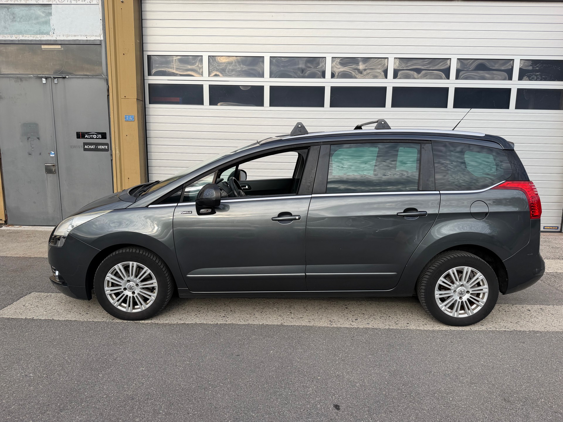 PEUGEOT 5008 1.6 16V T Family Automatic-image-14