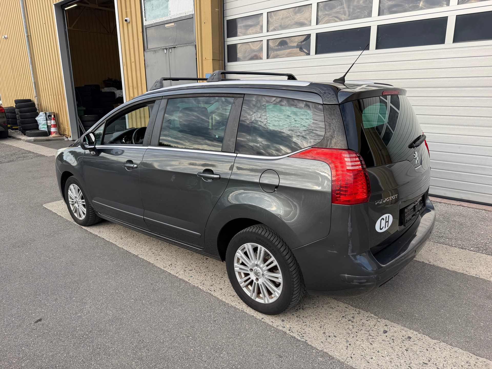 PEUGEOT 5008 1.6 16V T Family Automatic-image-4