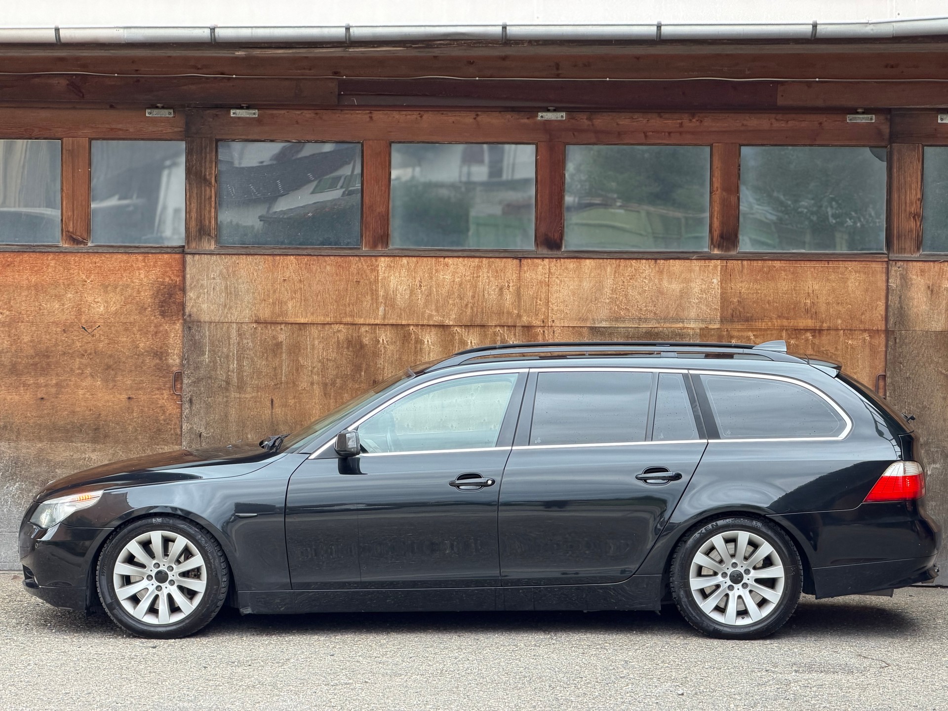 BMW 545i Touring-image-8