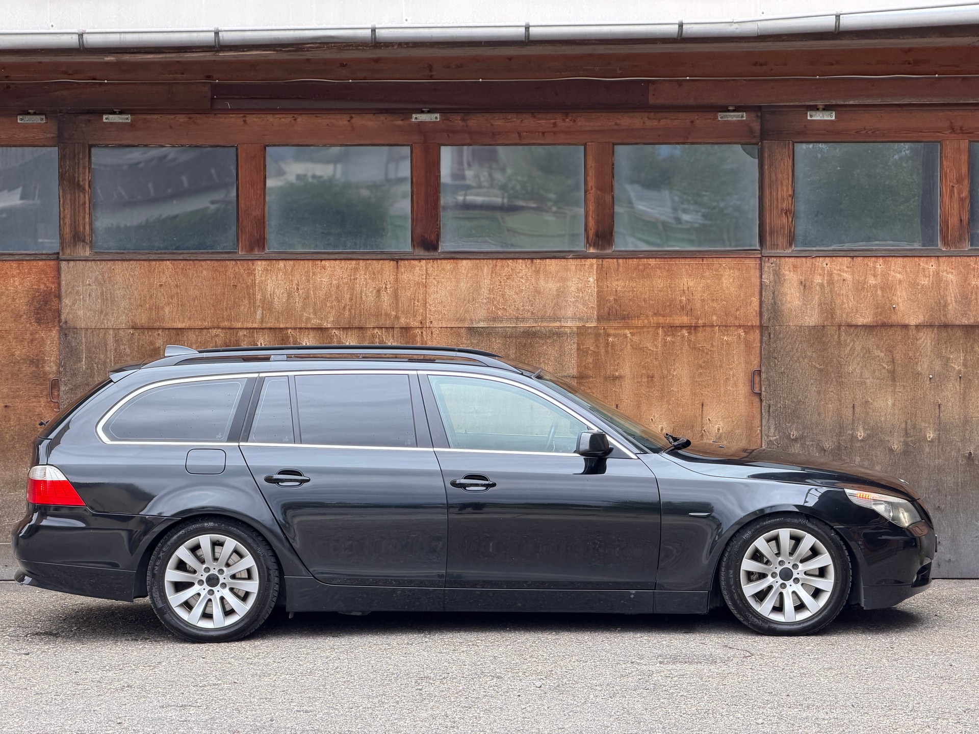 BMW 545i Touring-showroom-element-3