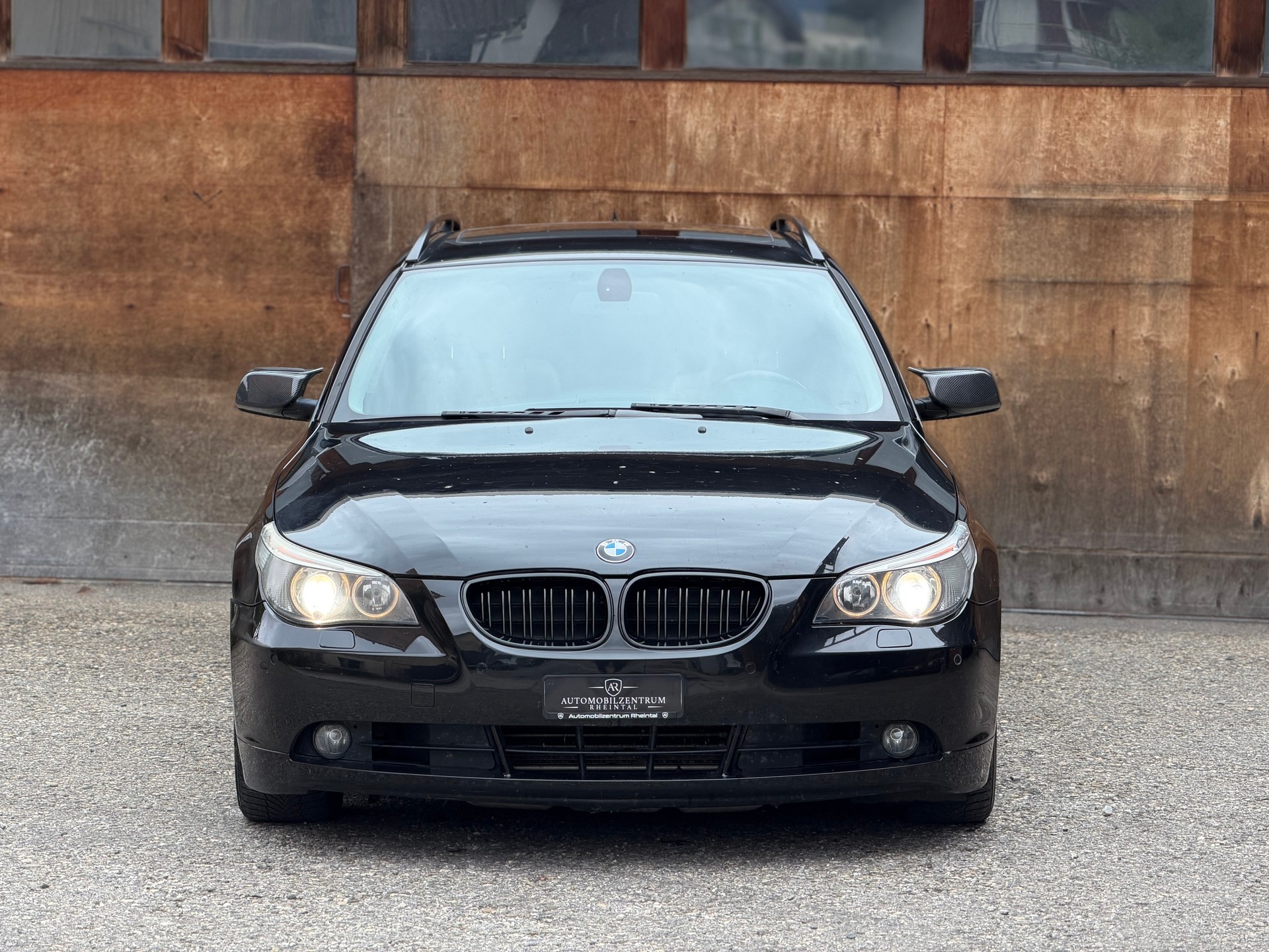 BMW 545i Touring-showroom-element-1