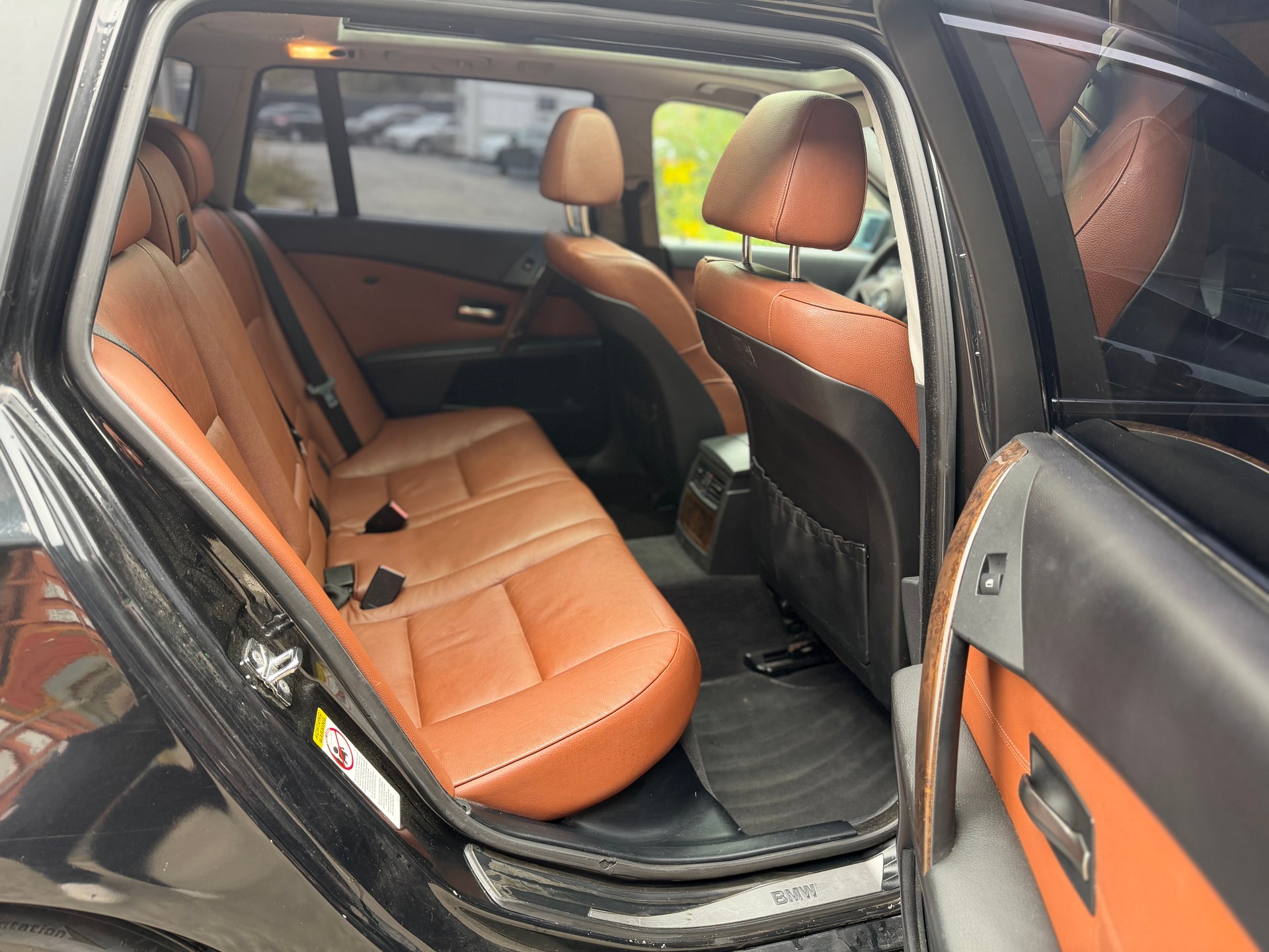 BMW 545i Touring-image-12