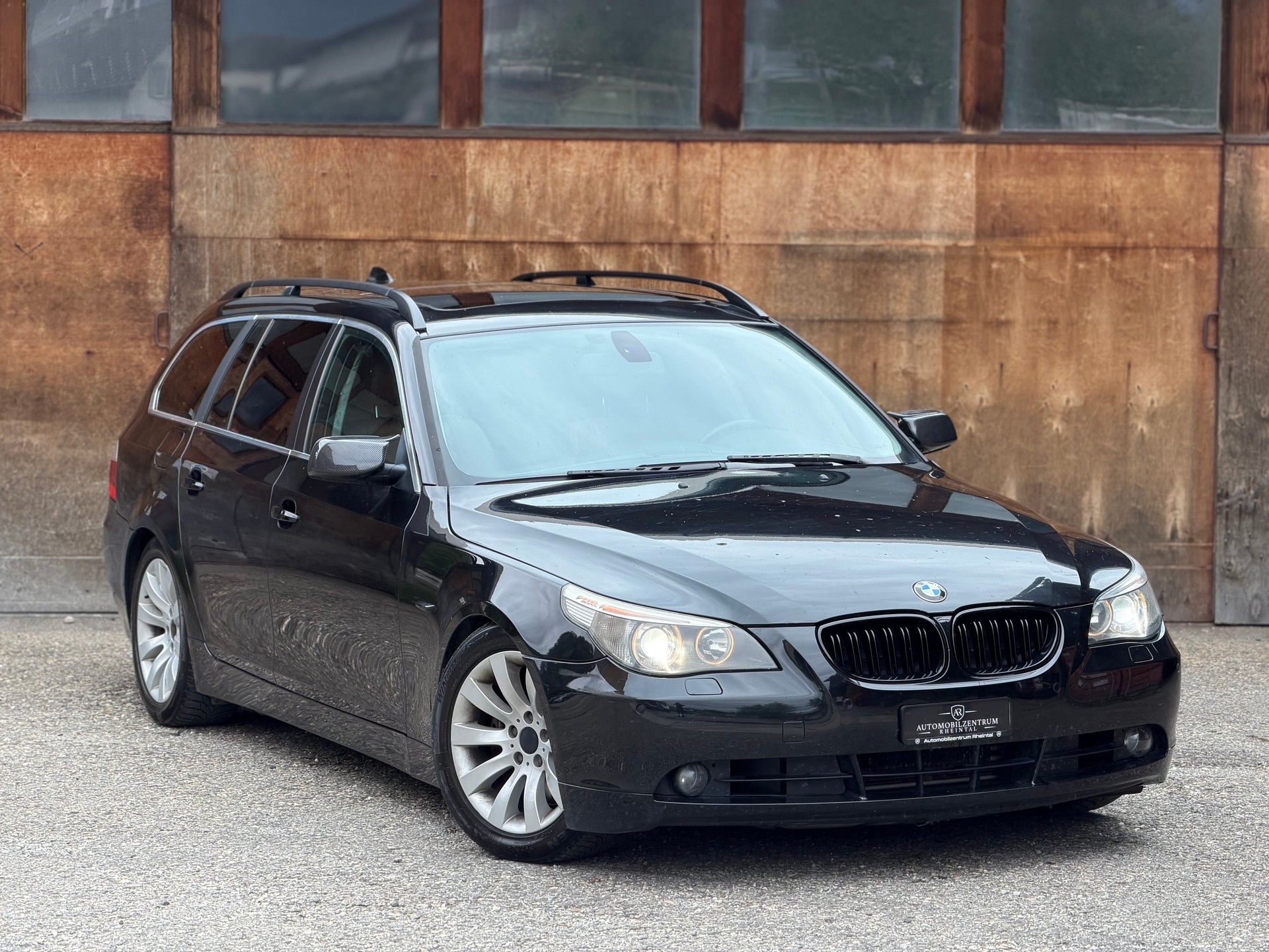 BMW 545i Touring-showroom-element-2