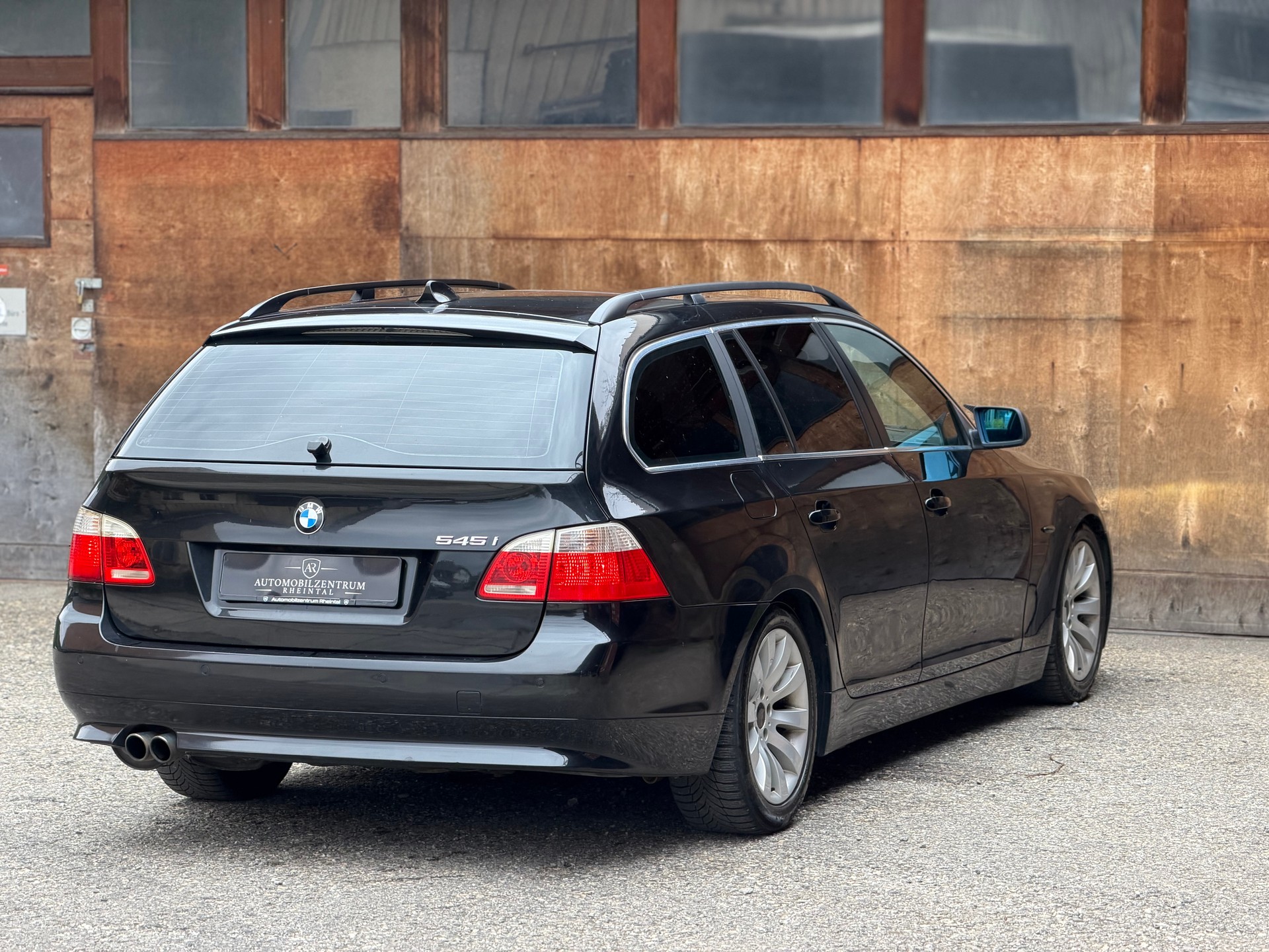 BMW 545i Touring-image-4