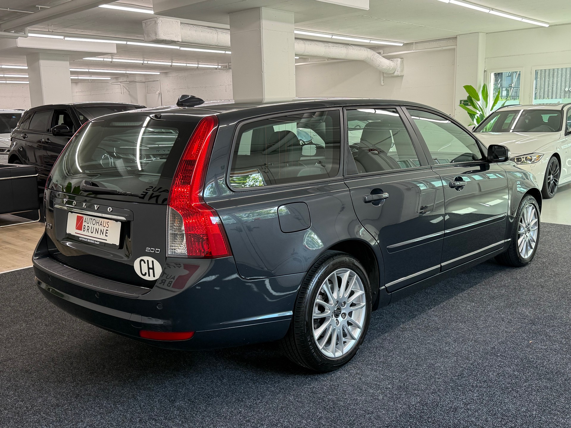 VOLVO V50 2.0D Momentum Powershift-showroom-element-3