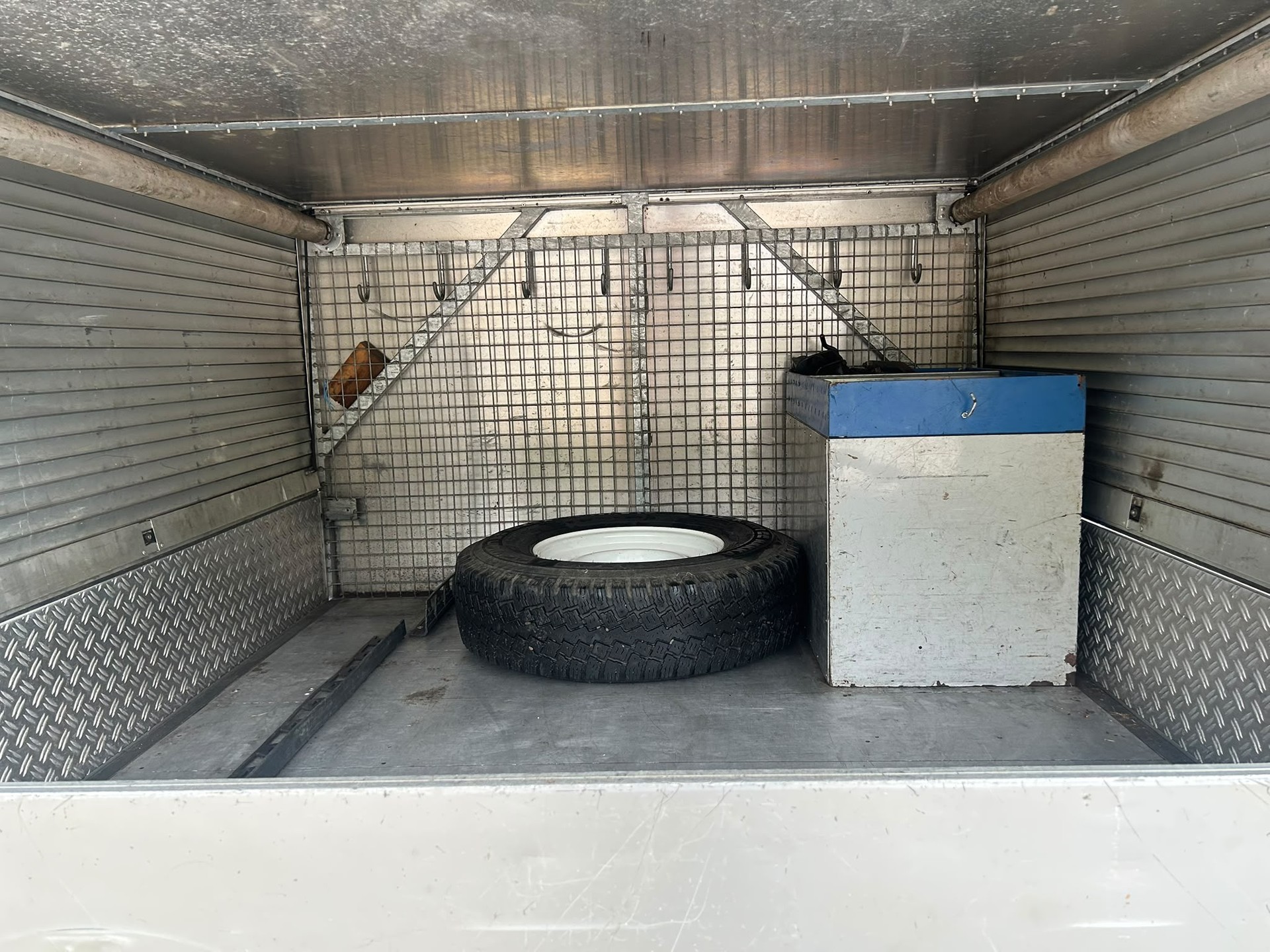 LAND ROVER 130 TD 4-image-1