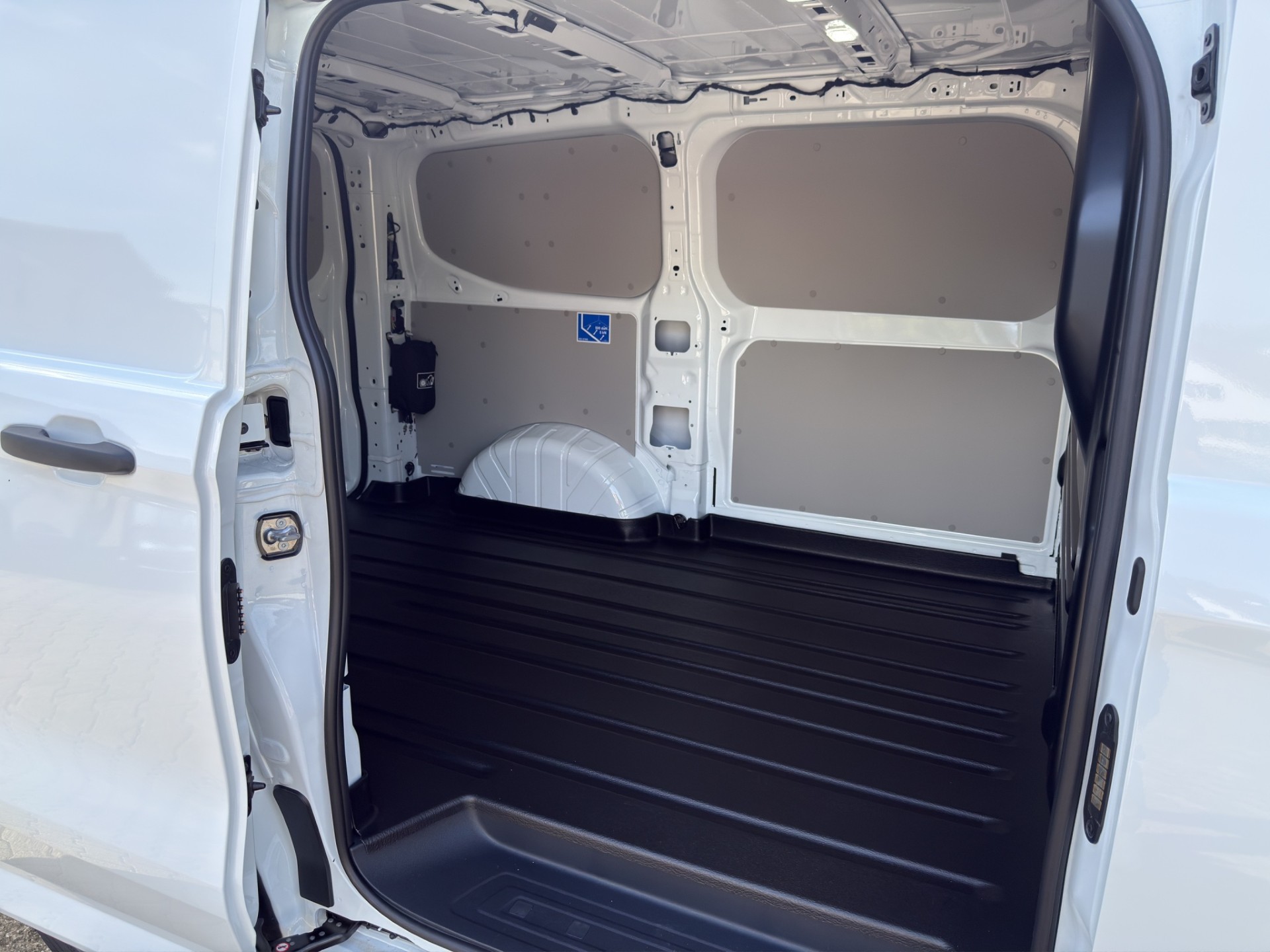 FORD Transit C Van 320 L1 2.5 Duratec 233 Trend PHEV-image-11