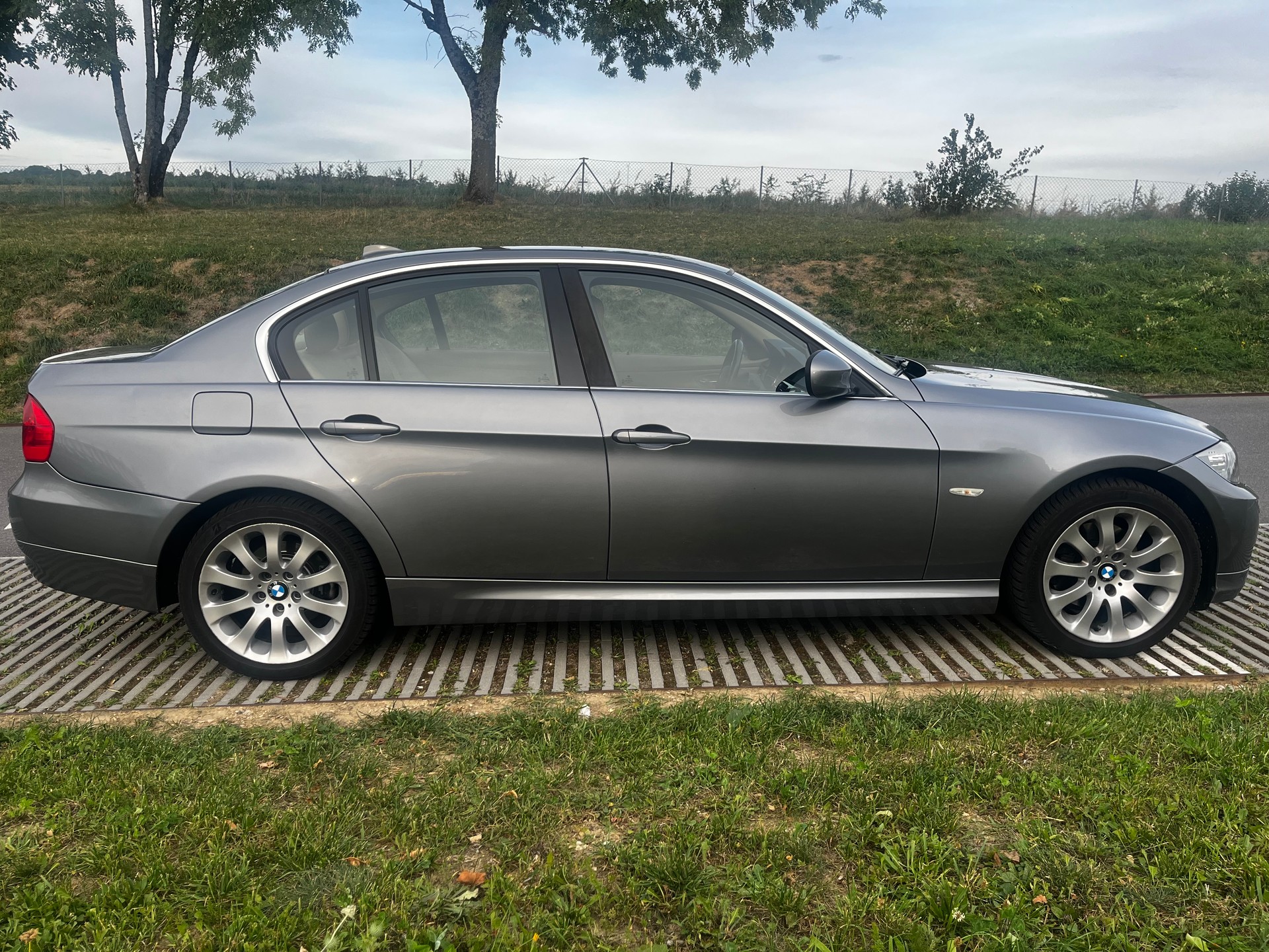 BMW 325i xDrive-image-3