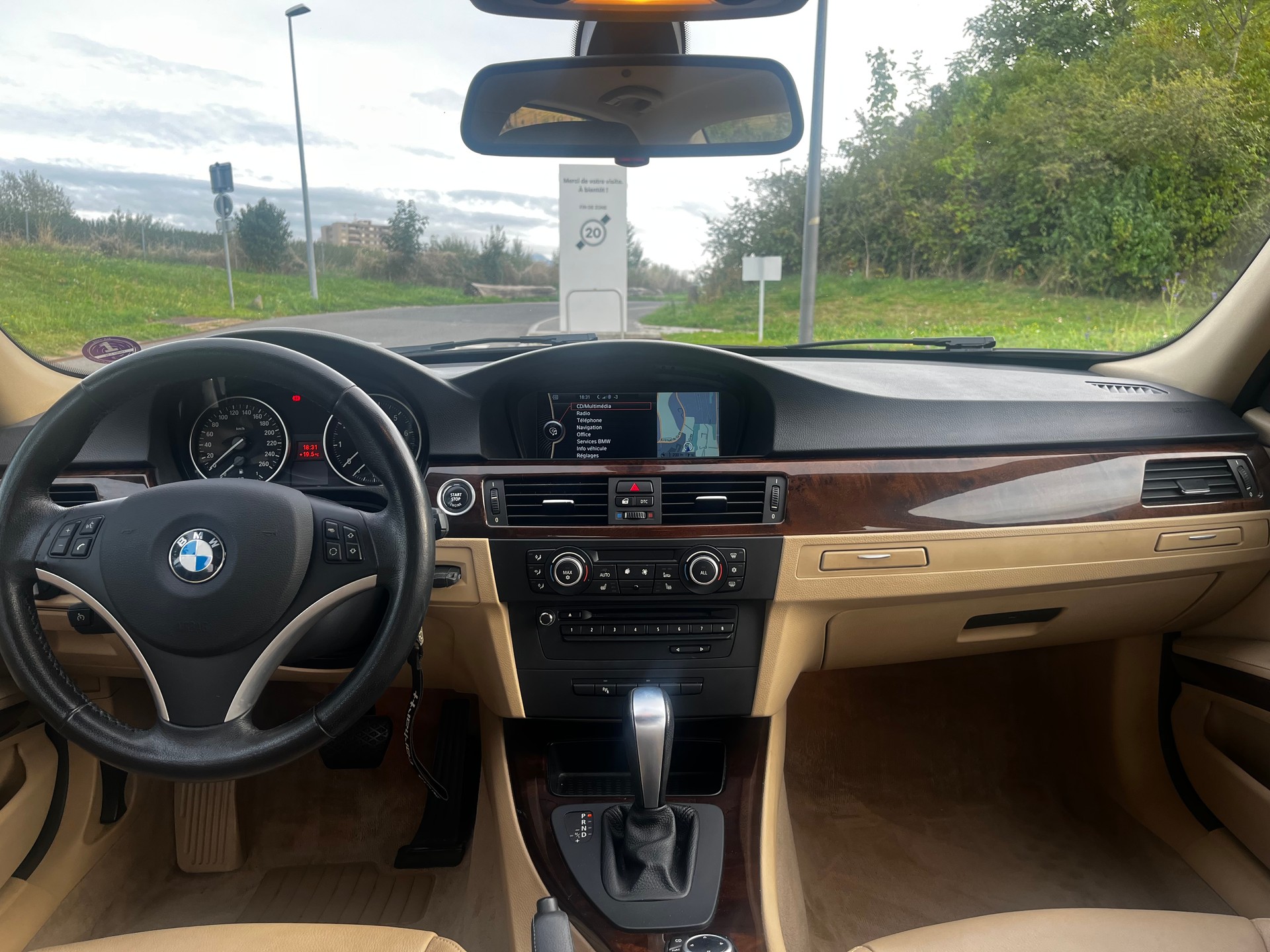 BMW 325i xDrive-image-5