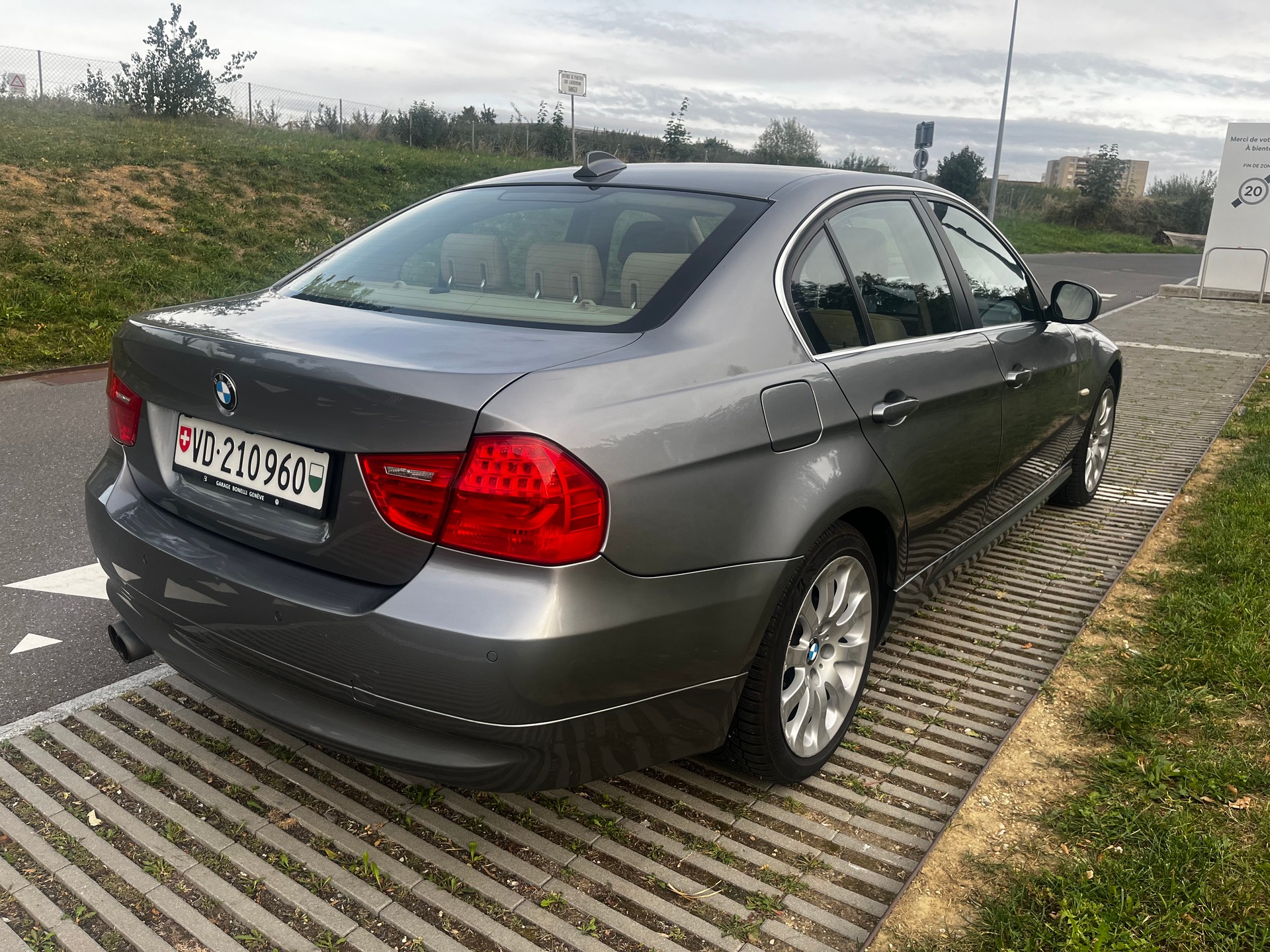 BMW 325i xDrive-image-4