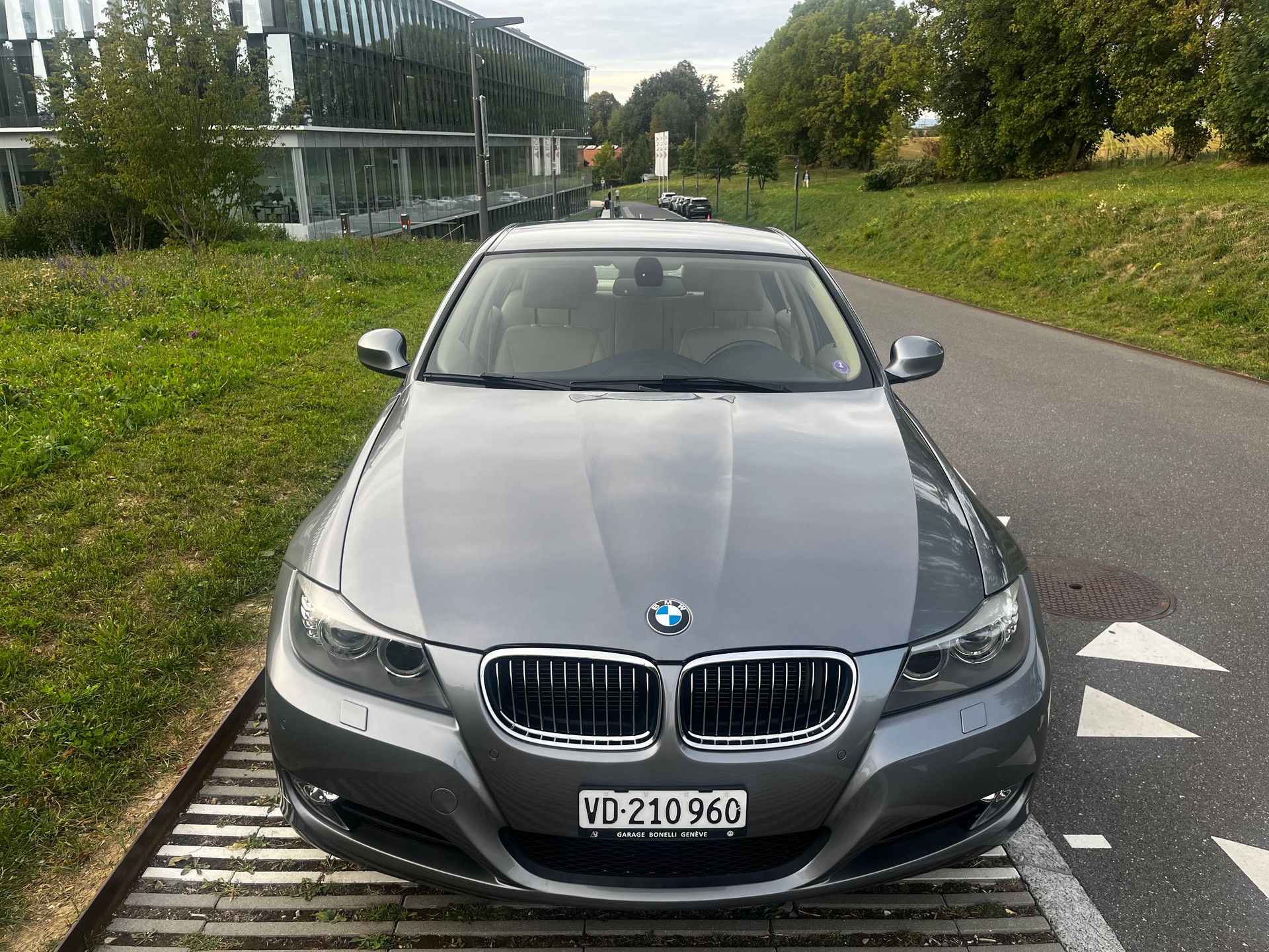 BMW 325i xDrive-image-2