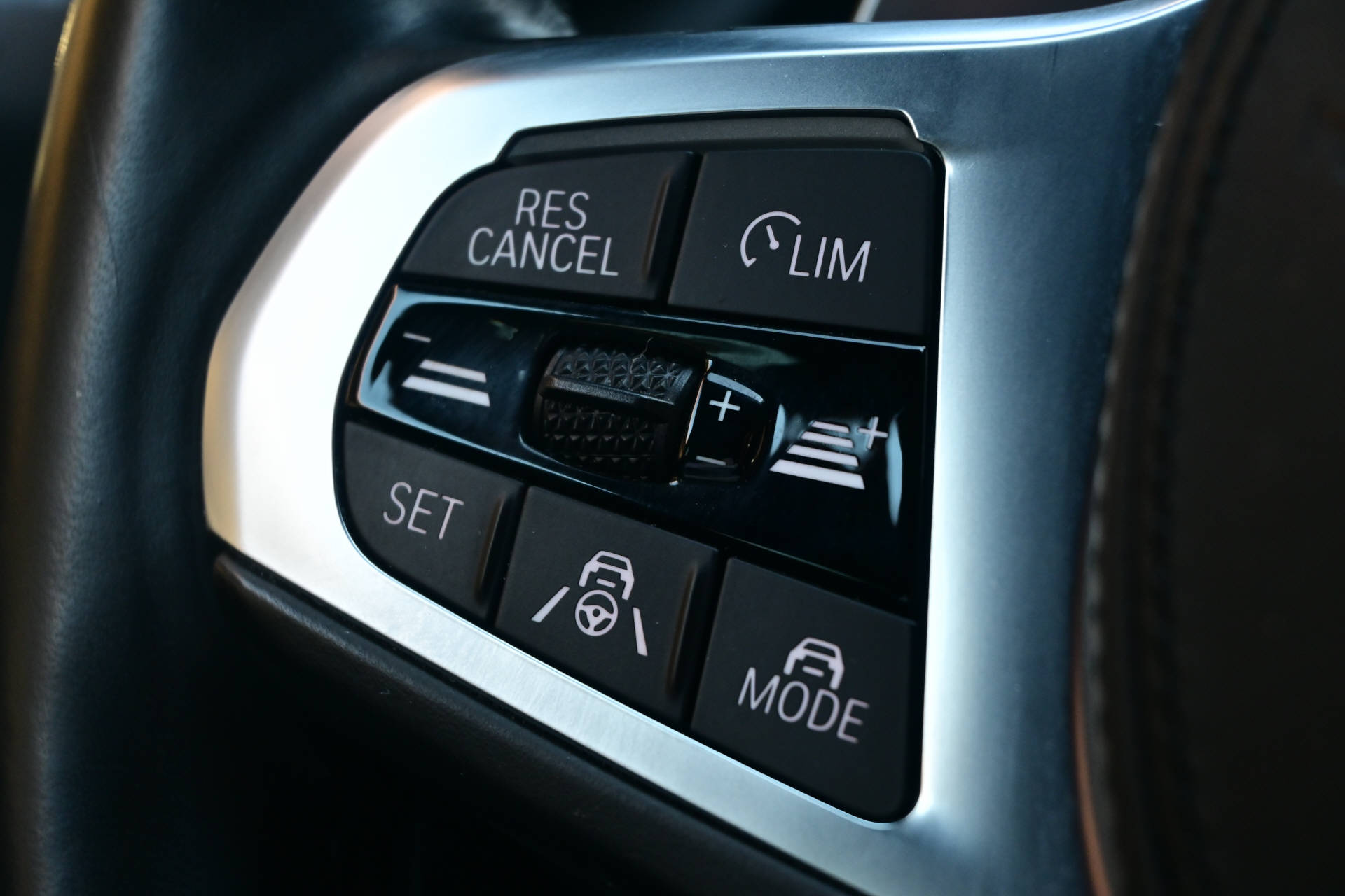 BMW 330e xDrive Touring *M-Sport*AHK*HUD*H&K*8-fach-image-14