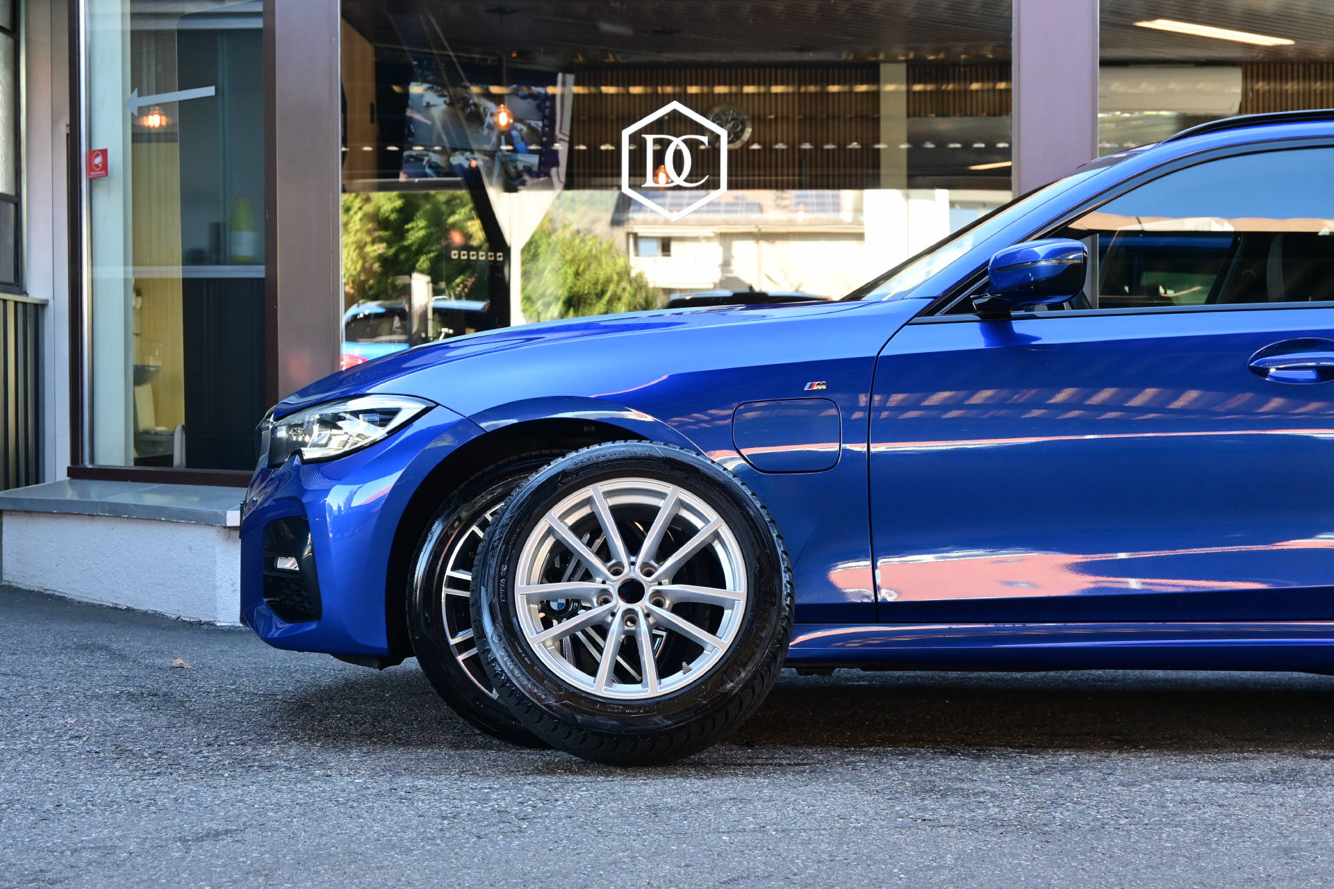 BMW 330e xDrive Touring *M-Sport*AHK*HUD*H&K*8-fach-image-5