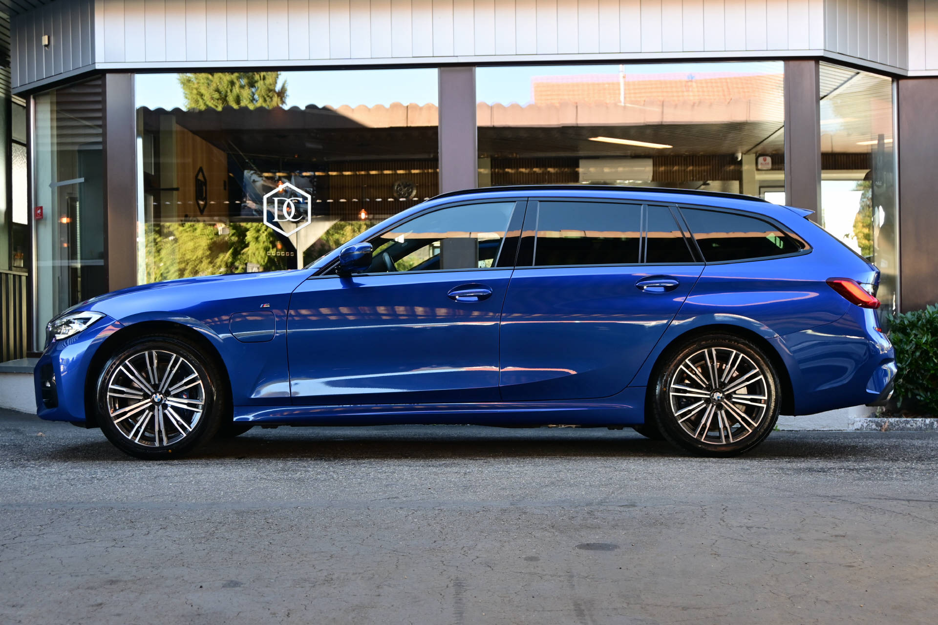 BMW 330e xDrive Touring *M-Sport*AHK*HUD*H&K*8-fach-image-4