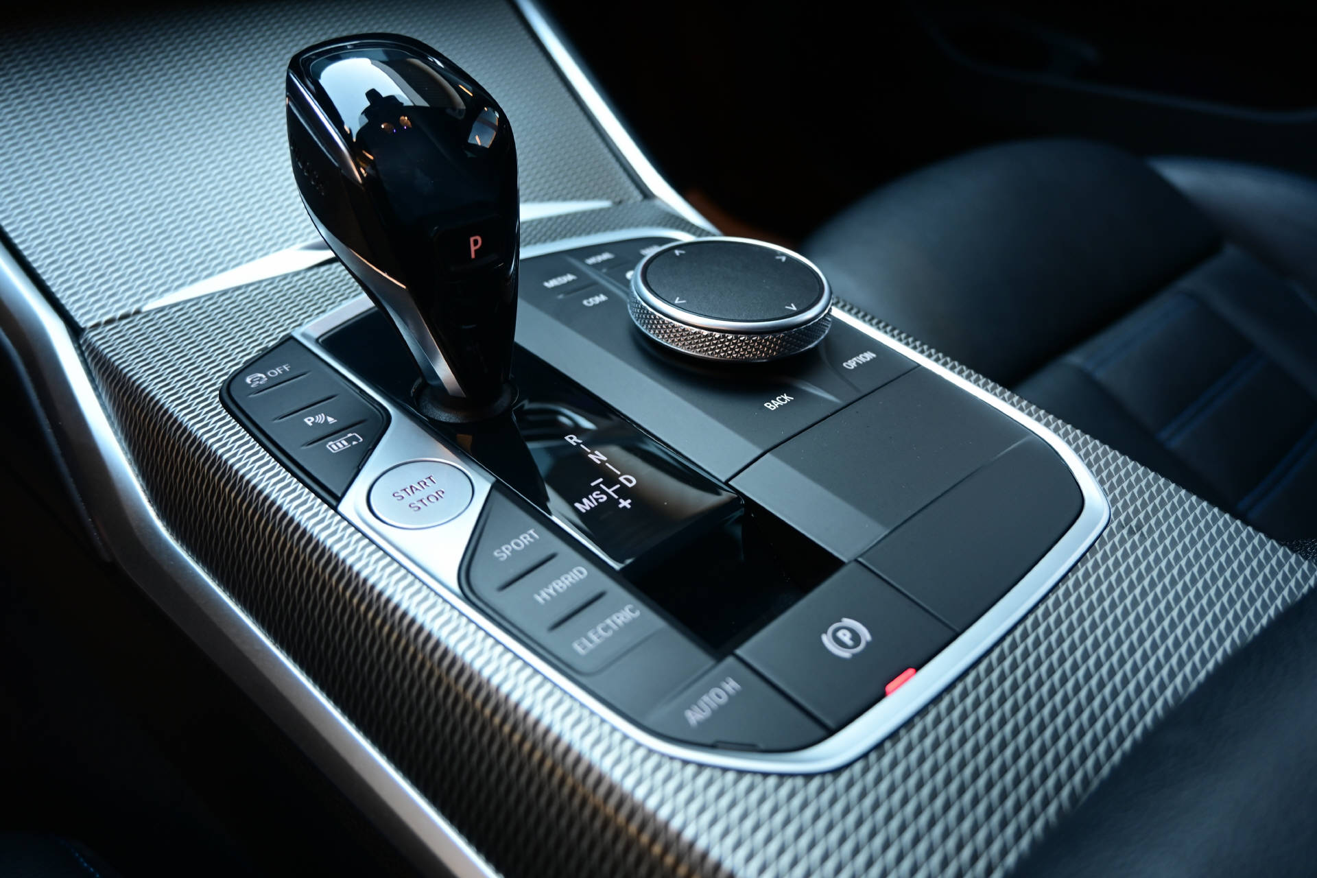 BMW 330e xDrive Touring *M-Sport*AHK*HUD*H&K*8-fach-image-17