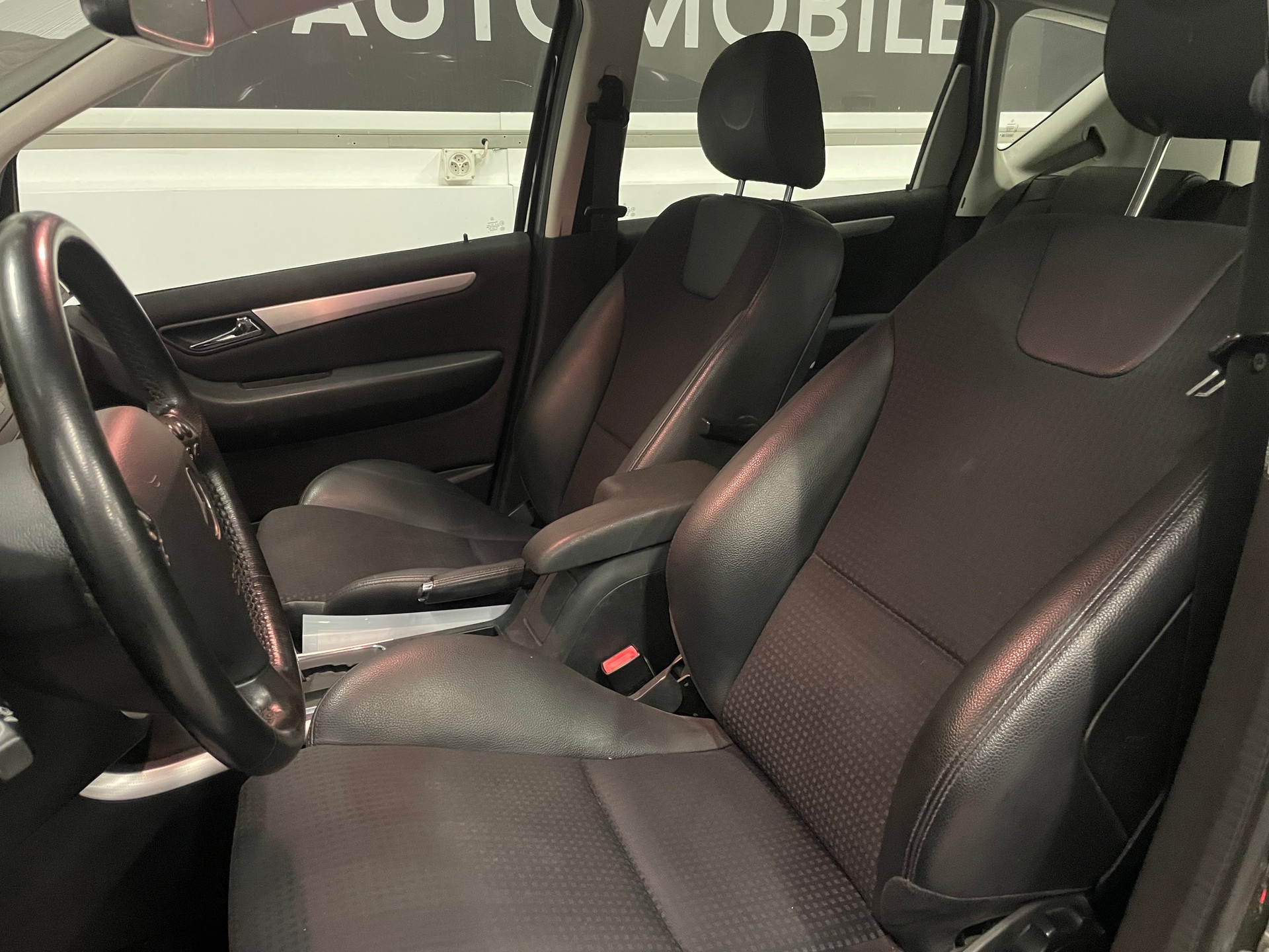 MERCEDES-BENZ A 200 T Avantgarde-image-13