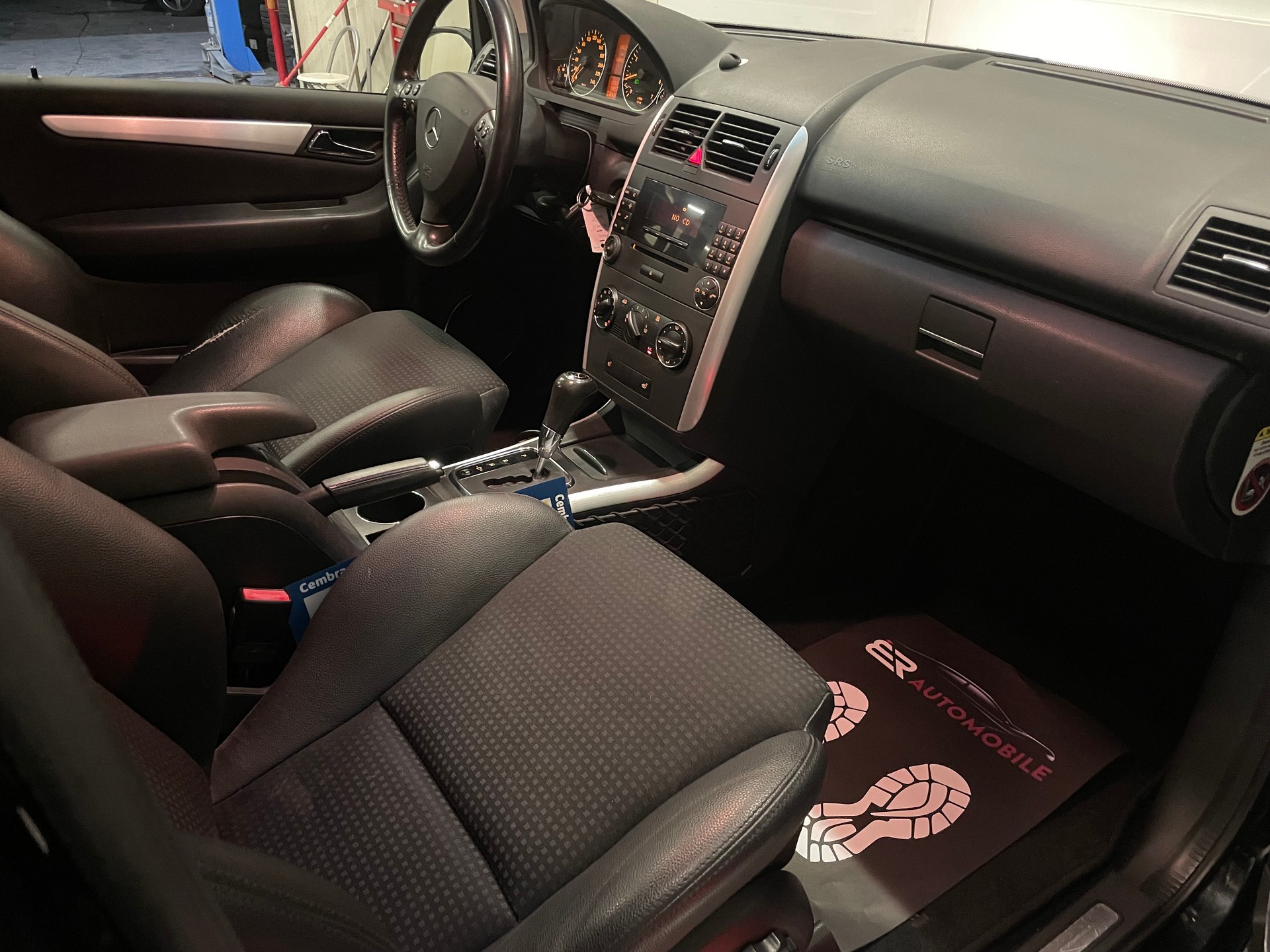 MERCEDES-BENZ A 200 T Avantgarde-image-9