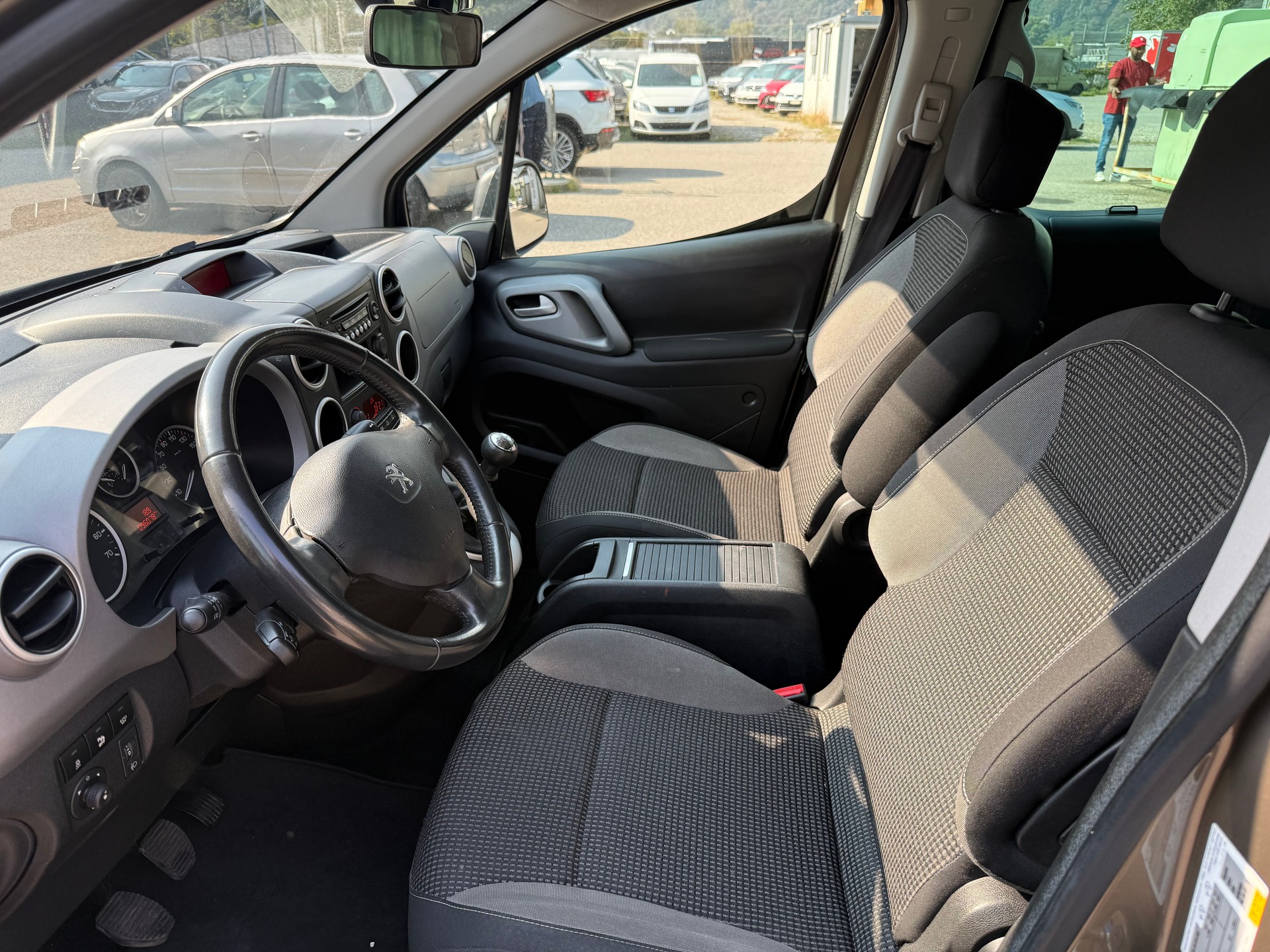 PEUGEOT Partner 1.6 BlueHDi Outdoor-image-10