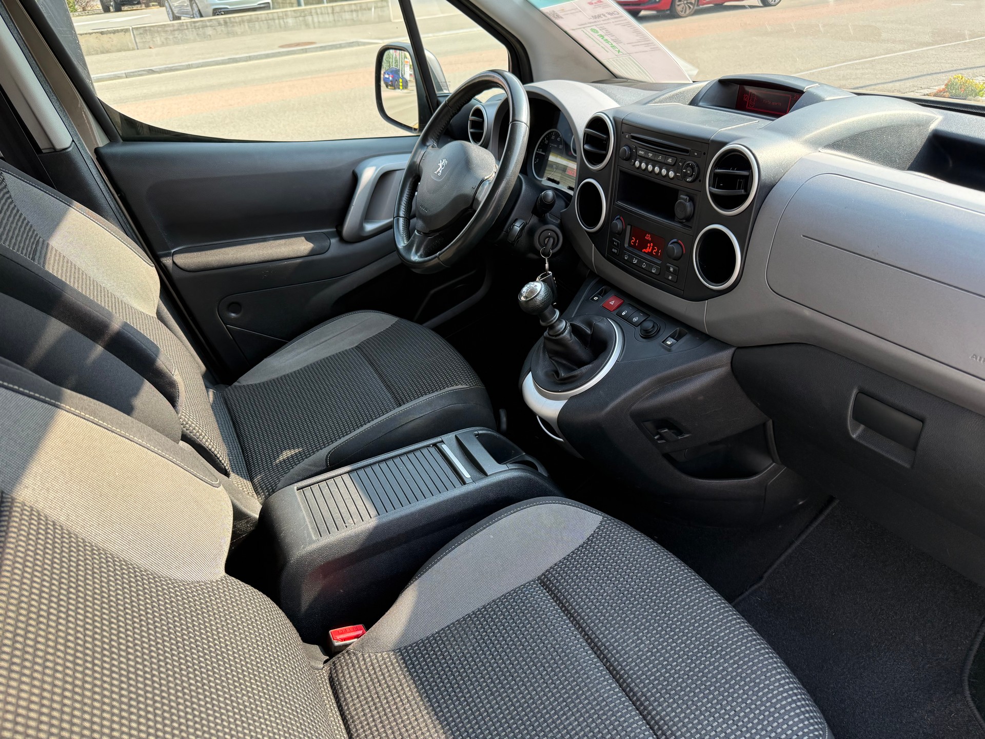 PEUGEOT Partner 1.6 BlueHDi Outdoor-image-12