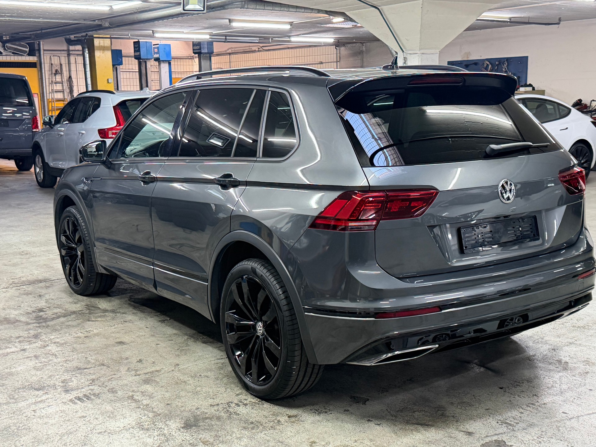 VW Tiguan 2.0 TDI R LINE Highline 4Motion DSG-image-5