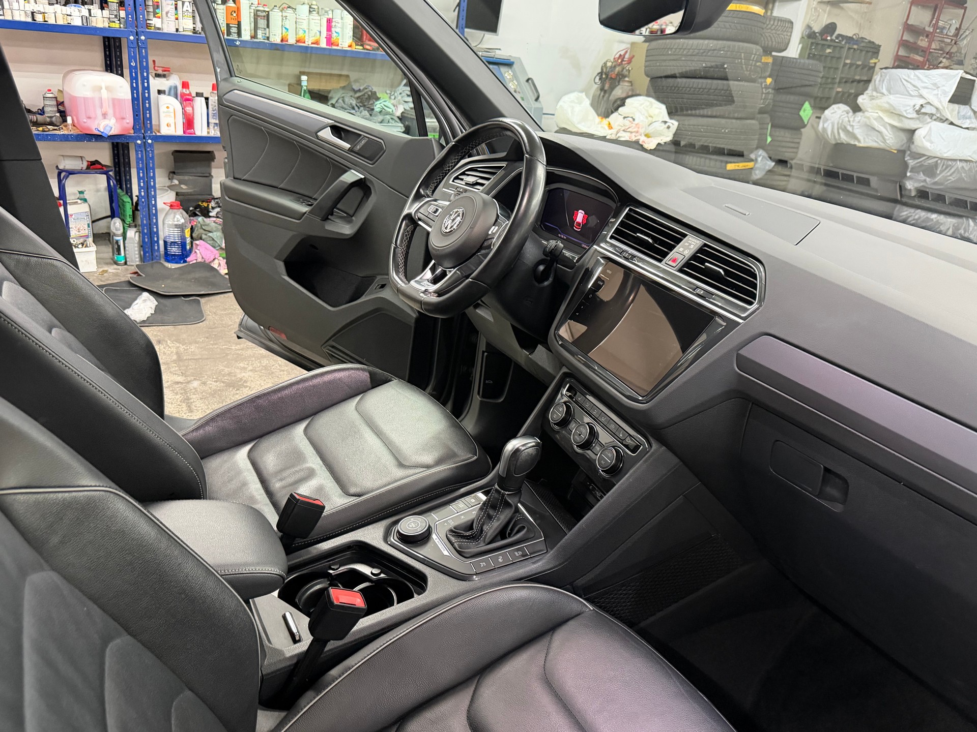 VW Tiguan 2.0 TDI R LINE Highline 4Motion DSG-image-11
