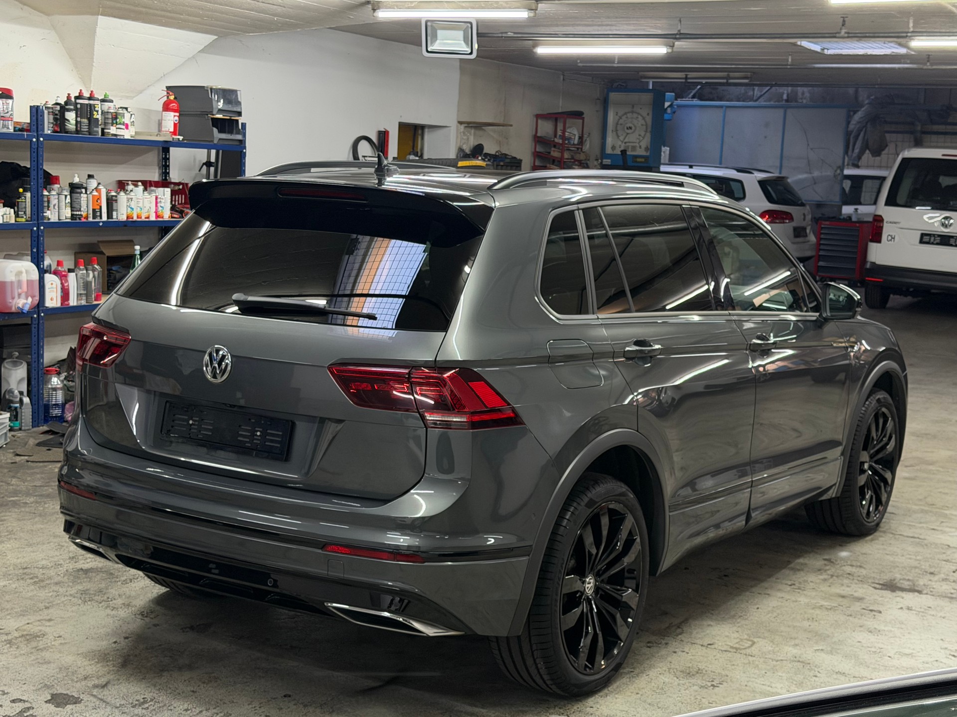 VW Tiguan 2.0 TDI R LINE Highline 4Motion DSG-image-4