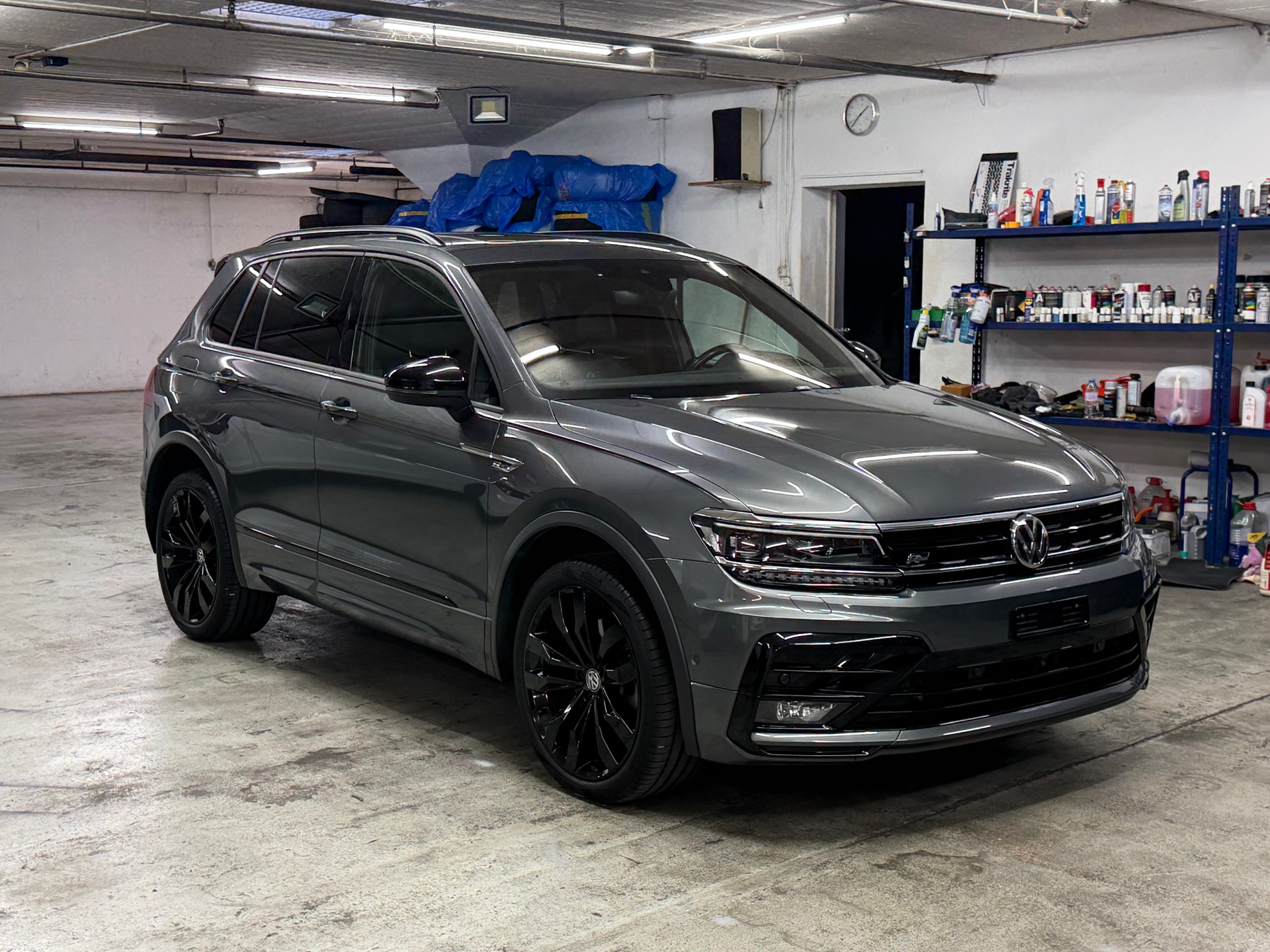 VW Tiguan 2.0 TDI R LINE Highline 4Motion DSG-image-3