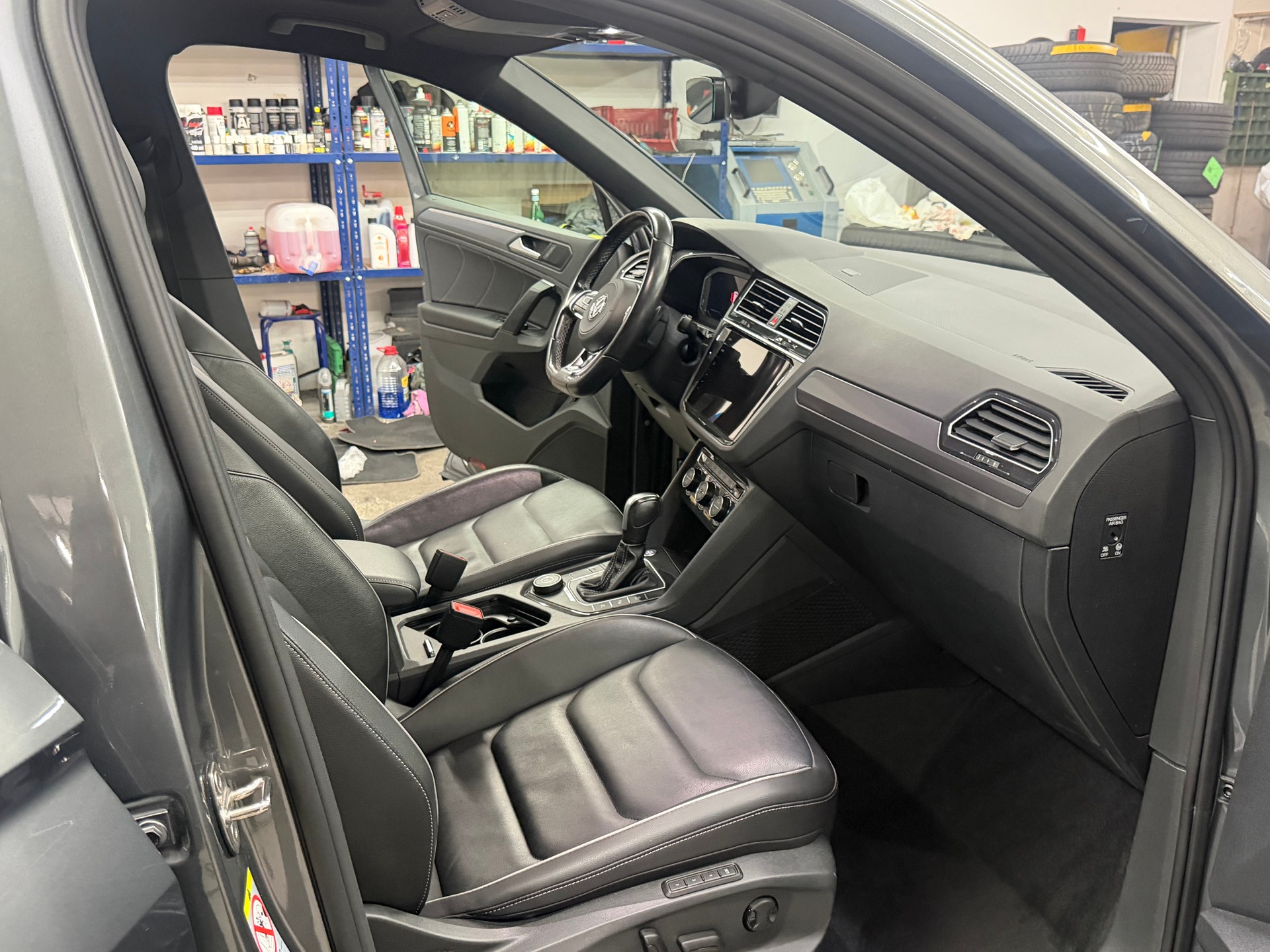 VW Tiguan 2.0 TDI R LINE Highline 4Motion DSG-image-12