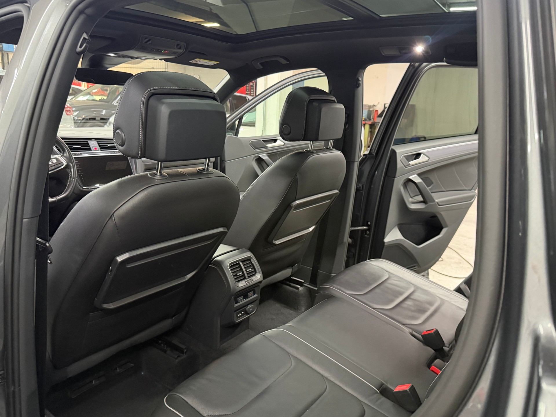VW Tiguan 2.0 TDI R LINE Highline 4Motion DSG-image-9