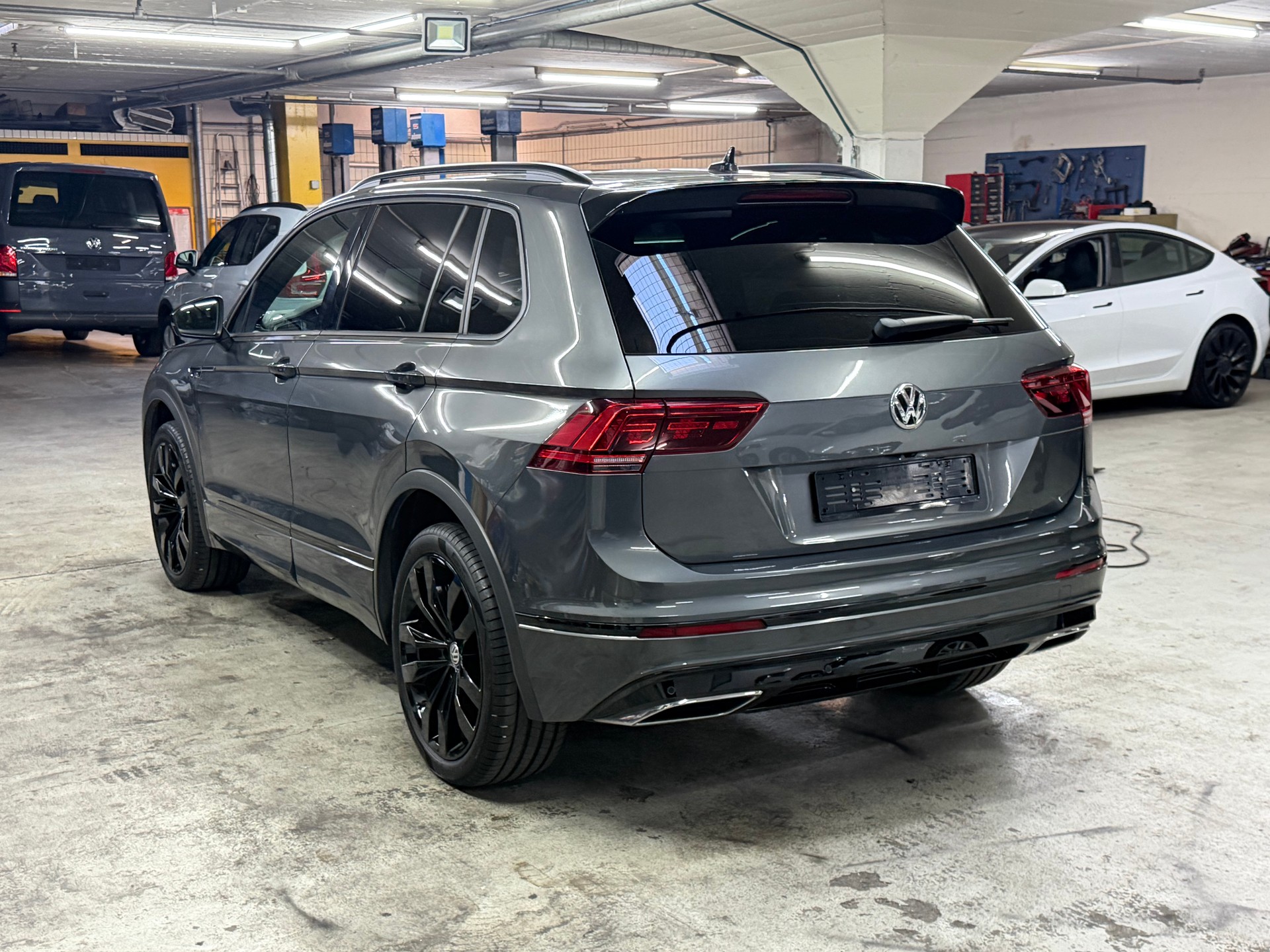 VW Tiguan 2.0 TDI R LINE Highline 4Motion DSG-image-13