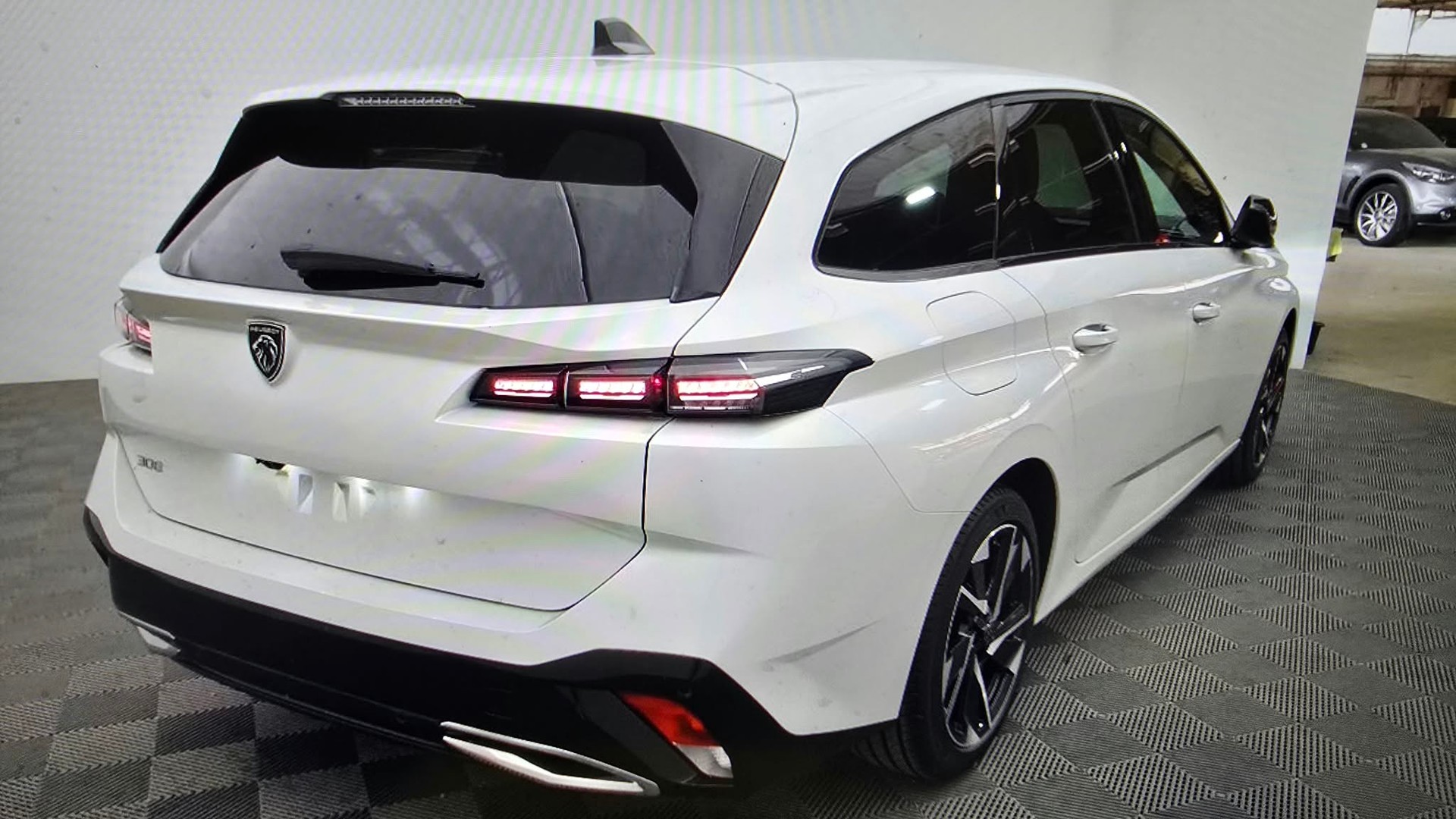 PEUGEOT 308 SW 1.5 BlueHDI Allure Pack Premium EAT8-image-3