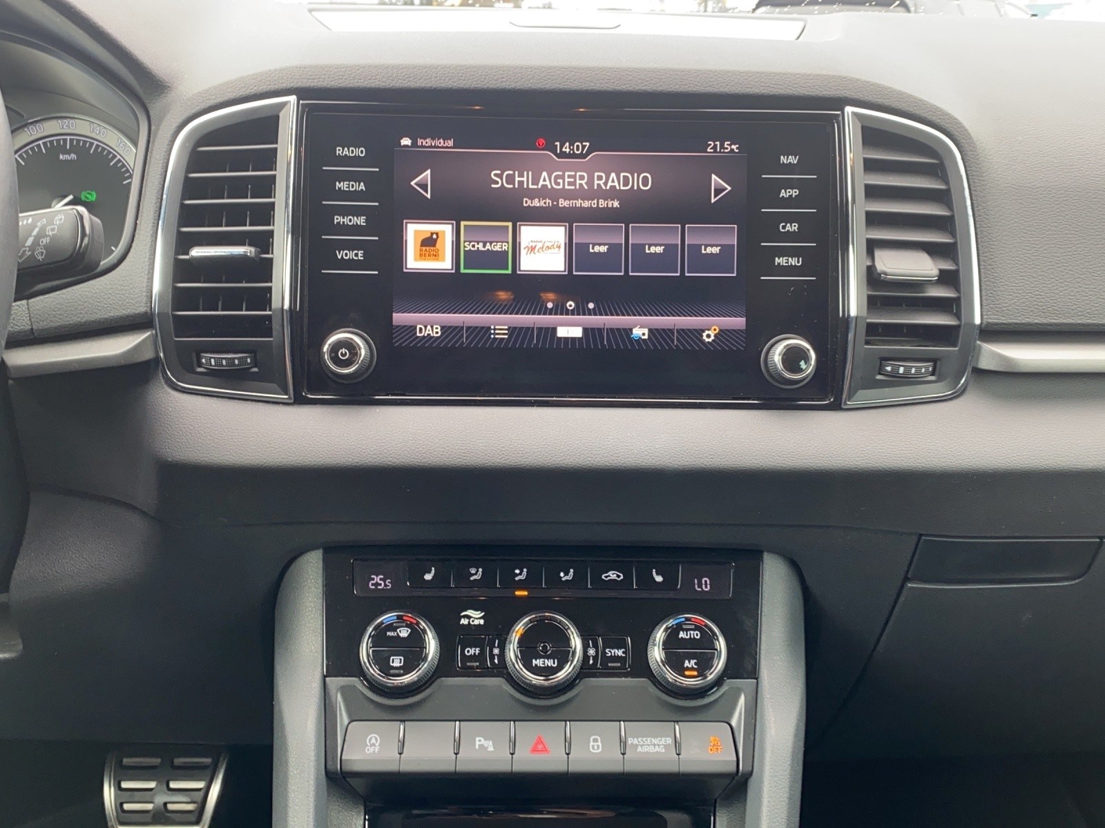 SKODA Karoq 1.6 TDI DSG CR Smile-image-11