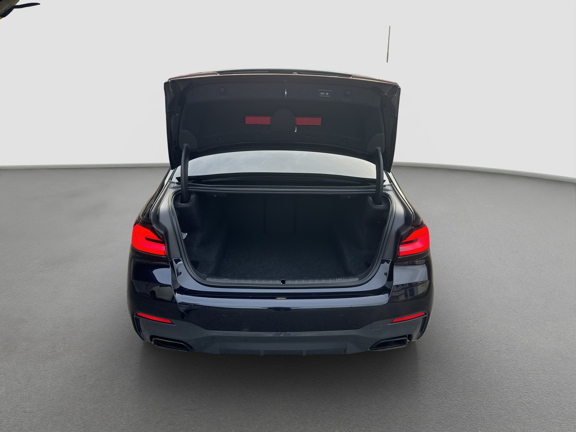 BMW M550i xDrive Steptronic-image-13