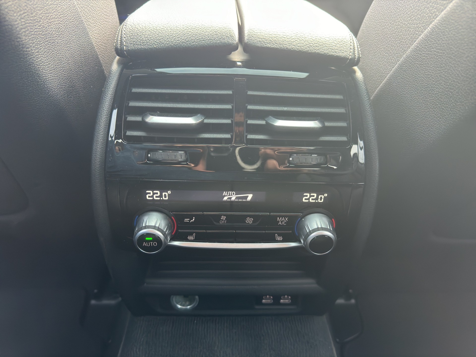 BMW M550i xDrive Steptronic-image-11