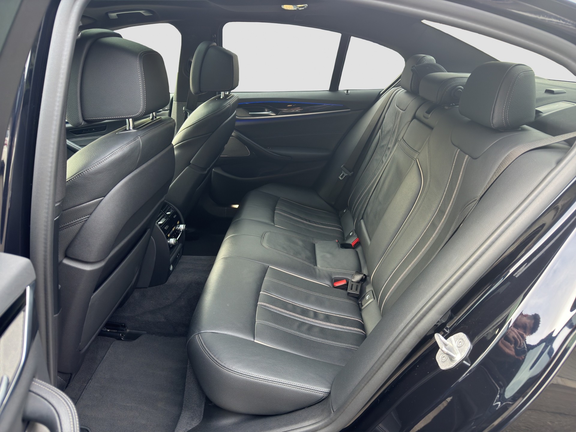 BMW M550i xDrive Steptronic-image-10