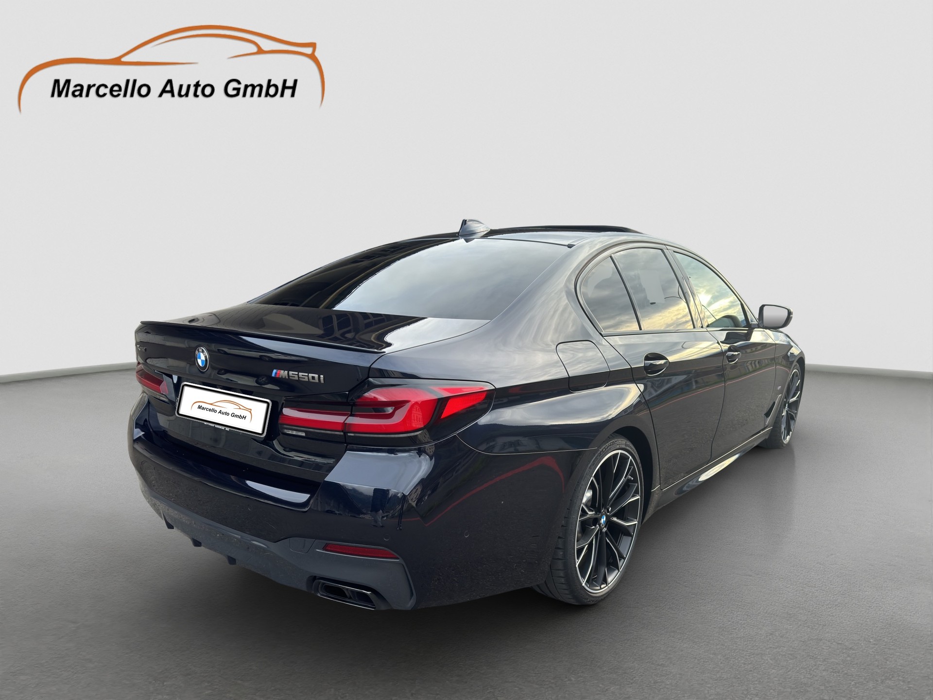 BMW M550i xDrive Steptronic-image-15