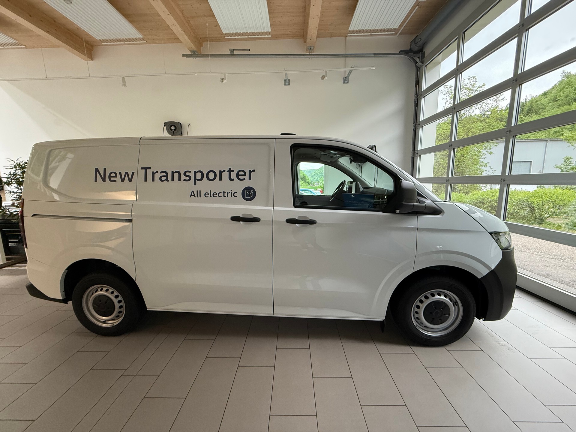 VW Transporter KaWa 218PS 64/83 kWh E-Motor-image-2