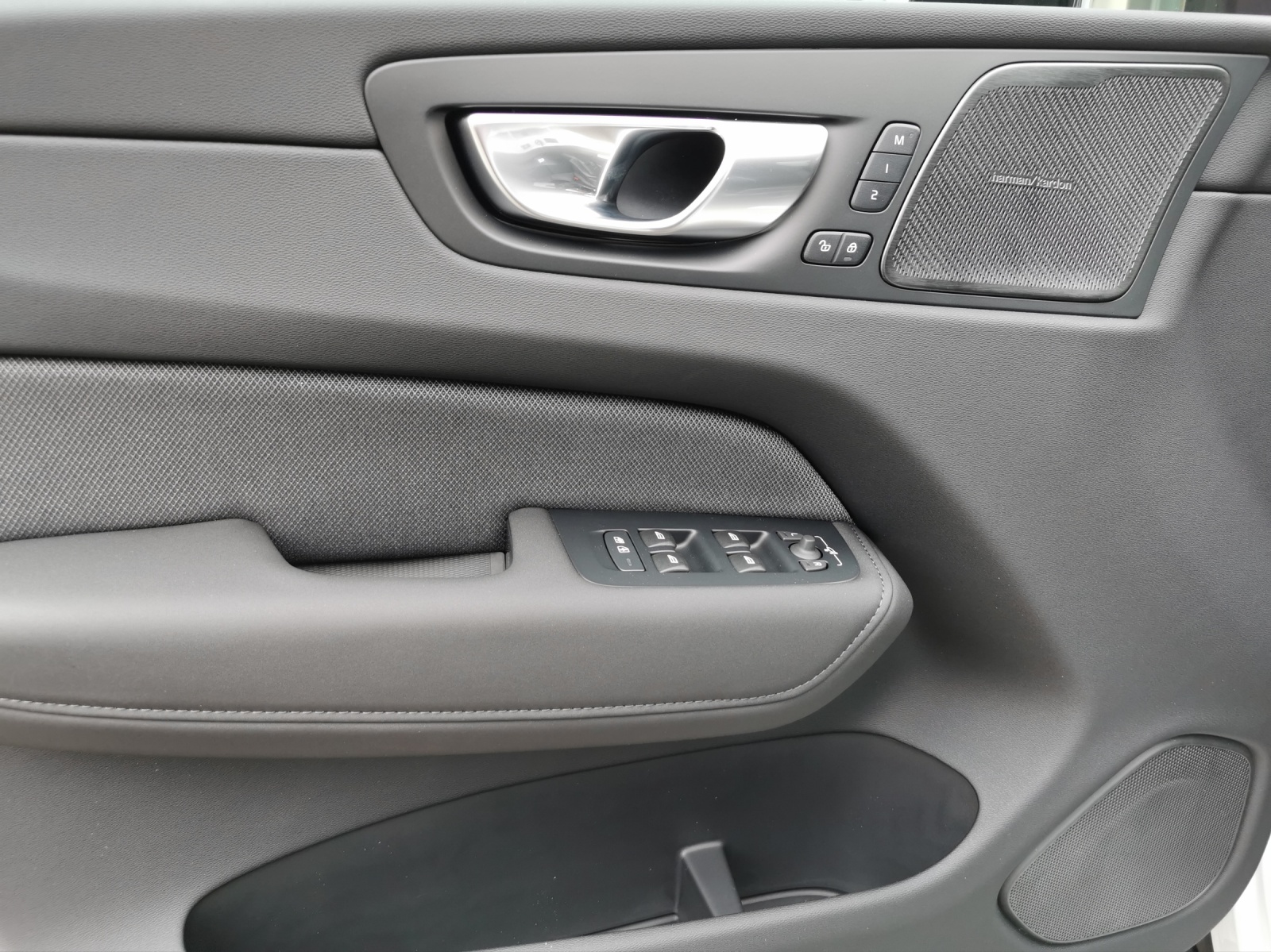 VOLVO XC60 2.0 T8 TE Black Edition eAWD-image-13