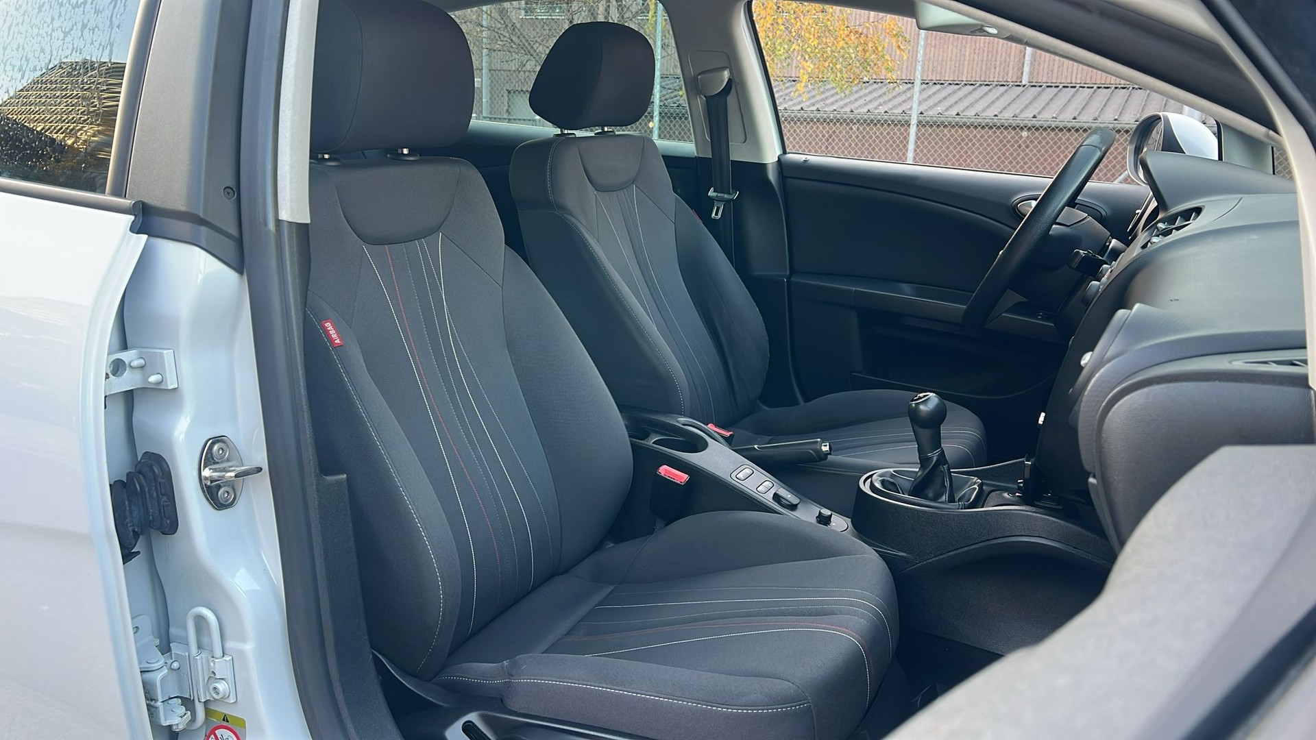 SEAT Leon 1.6 TDI COPA Reference-image-10