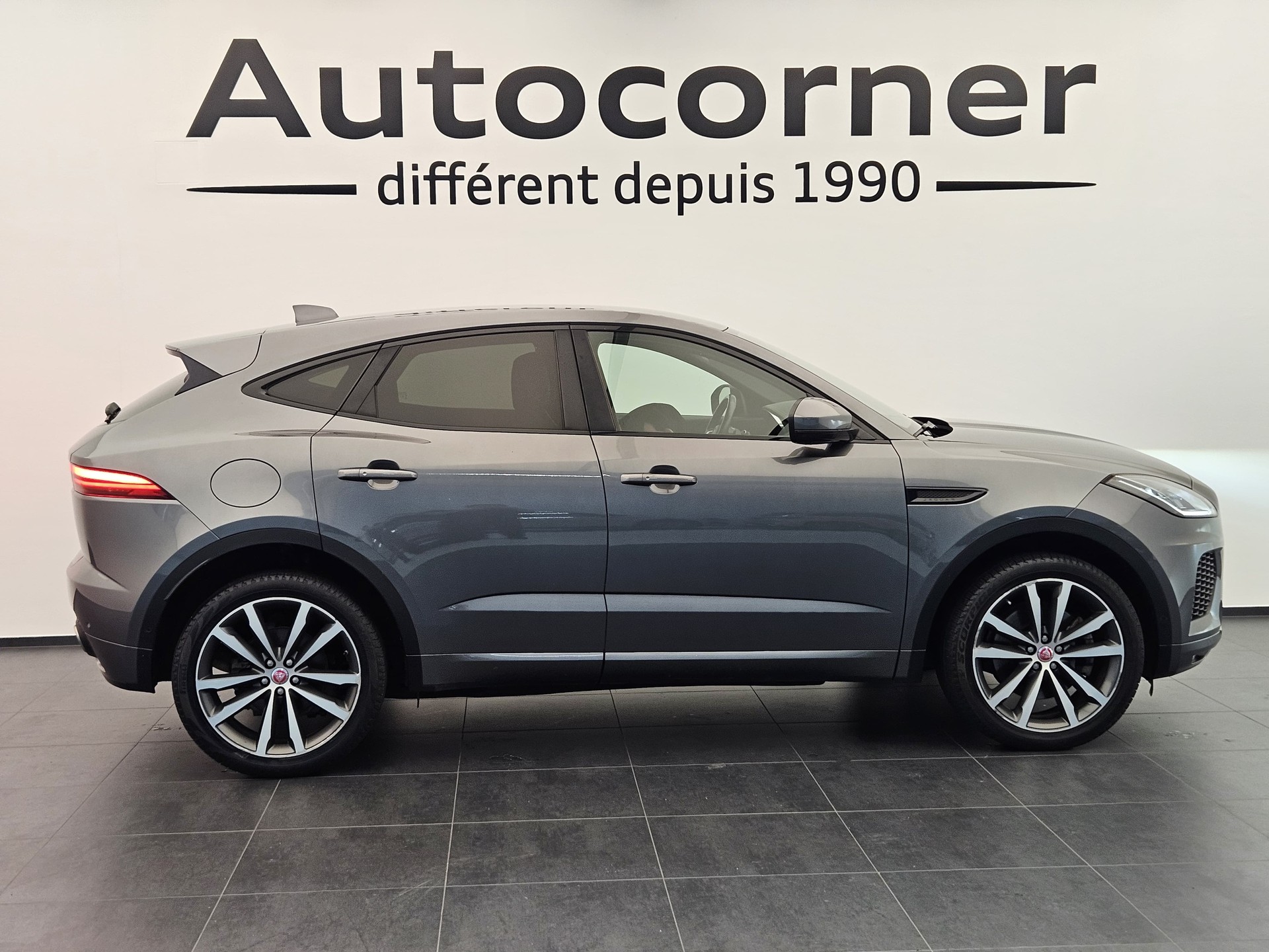 JAGUAR E-Pace 2.0d D240 R-Dynamic HSE AWD Automatik-image-5