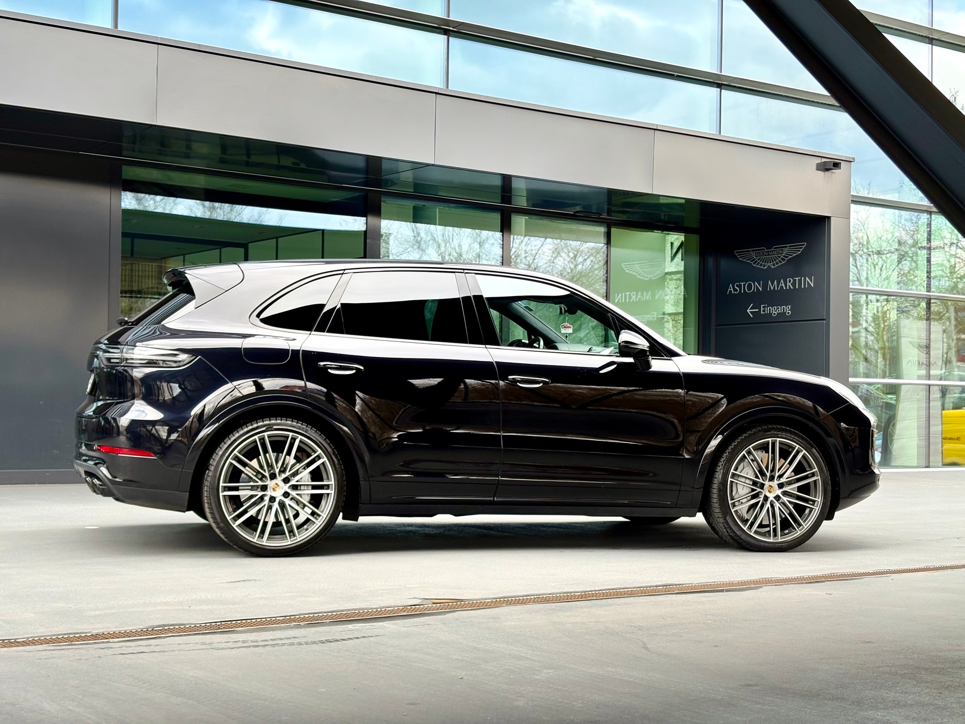 PORSCHE Cayenne Turbo-image-2